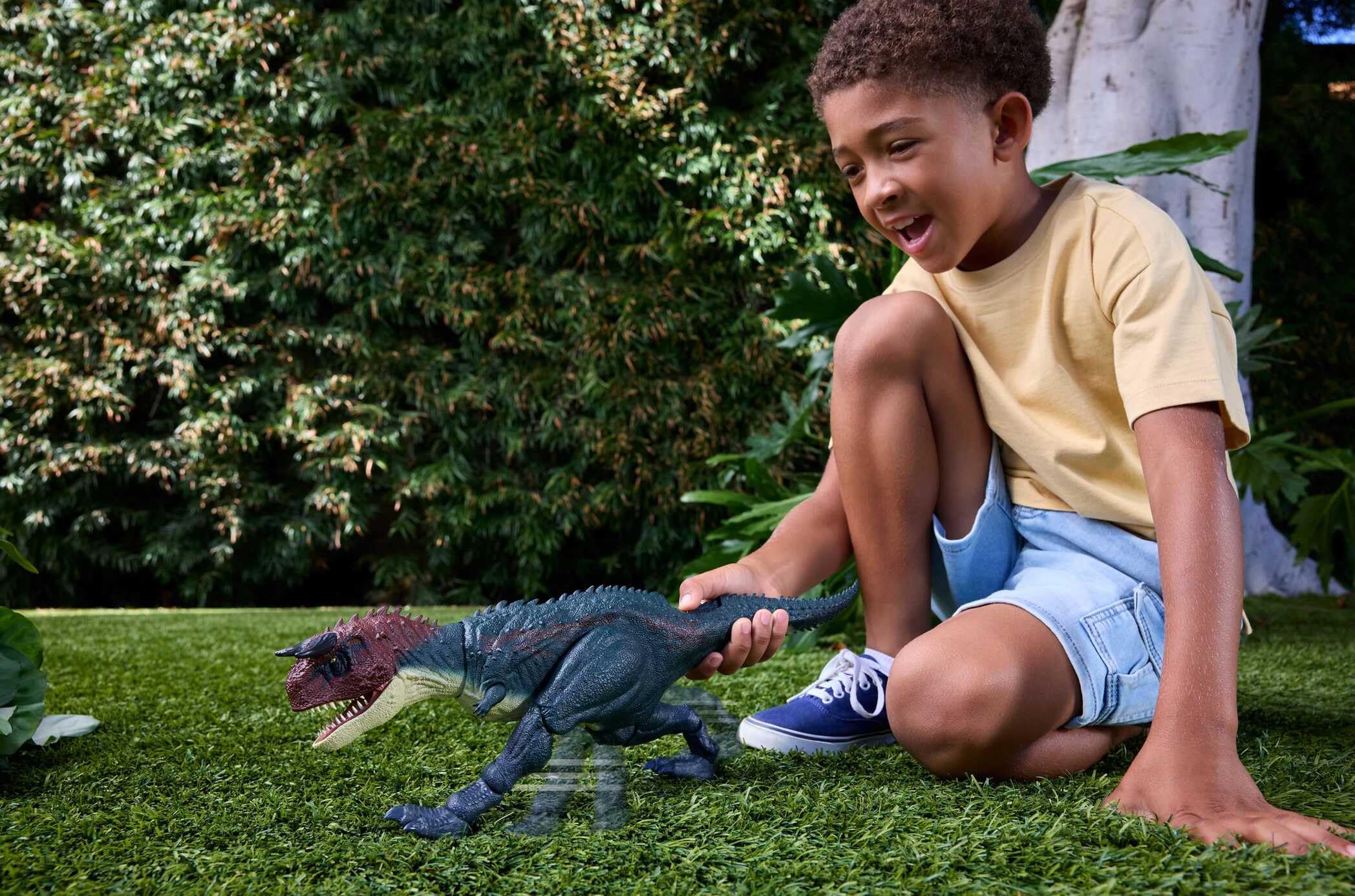 Mattel Jurassic World Corre y Devora Carnotauro, Figura de acción de Dinosaurio Que Corre y muerde, con Sonidos de rugidos y Juego Digital, JKG85