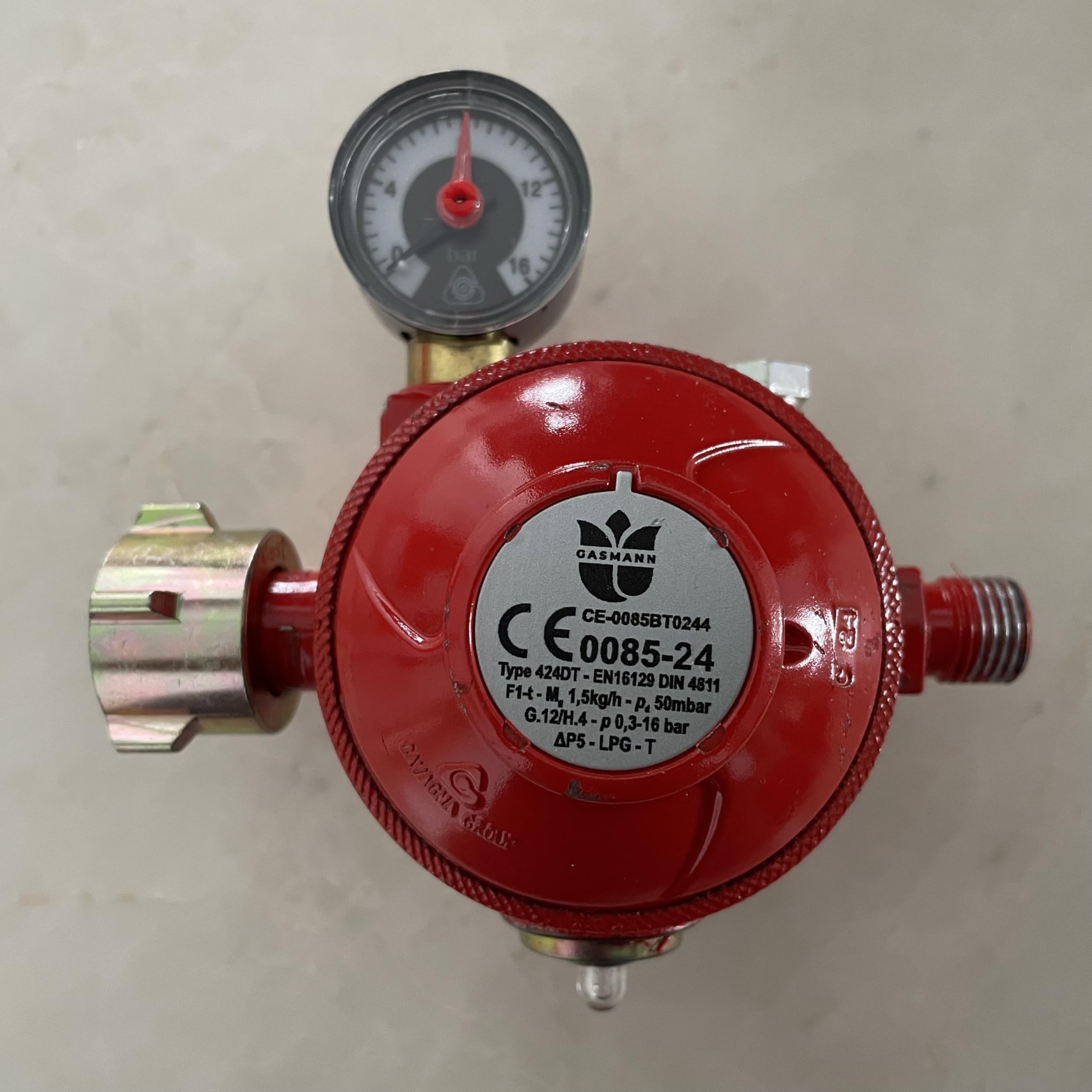 Gasmann 2-stufiger Niederdruckregler, 50 mbar, für Innenräume, Aussenräume, Mobilheime und Gewerbe, Gasdruckregler für Gasflaschen, 1,5kg/h, Ausgangsgewinde 1/4 "L, Manometer und Sicherheitsventil