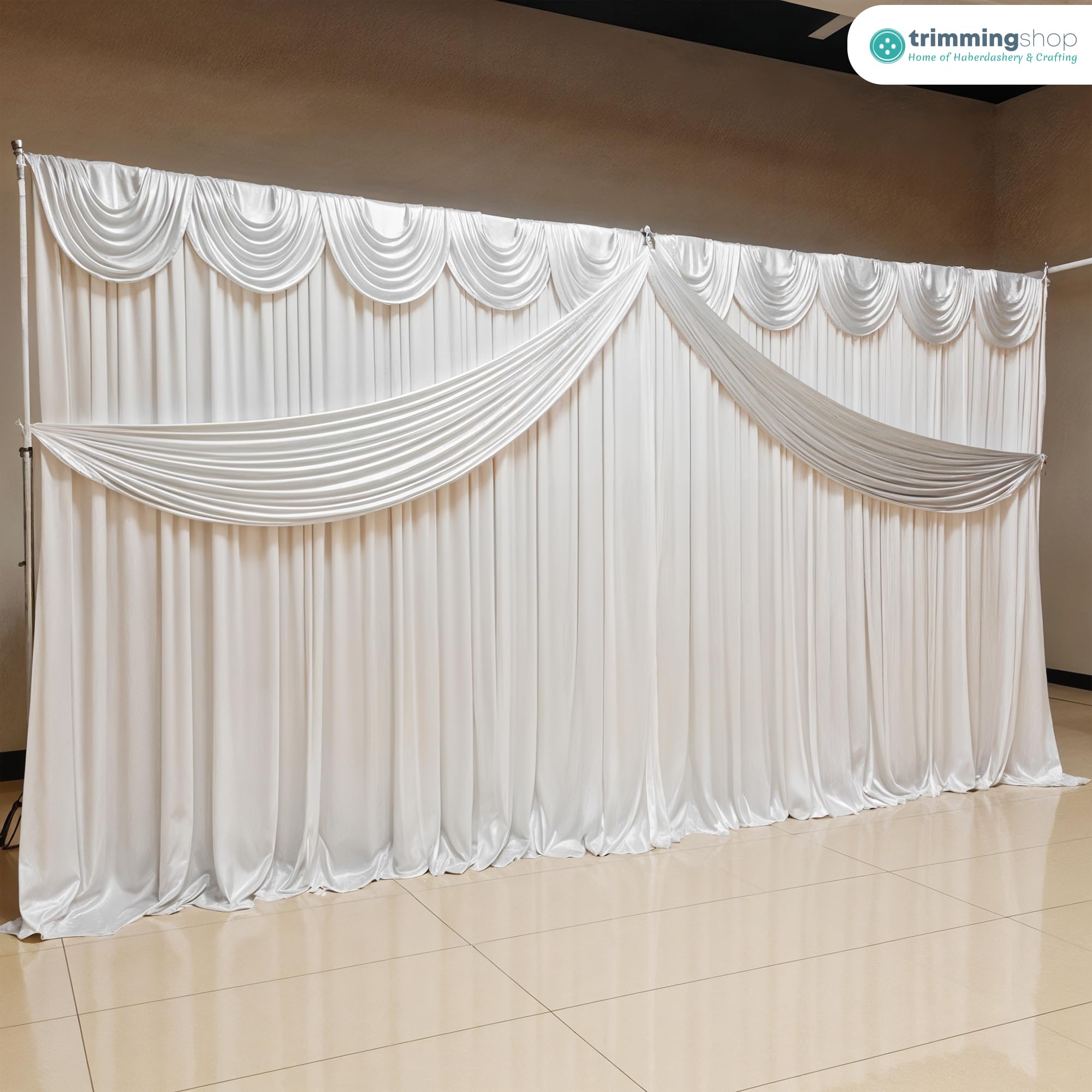 Trimming Shop Toile de fond blanche en soie glacée avec feston détachable pour mariage, fête, événement, anniversaire, Noël, studio photo, festival, décoration de fenêtre, 3 x 6 m
