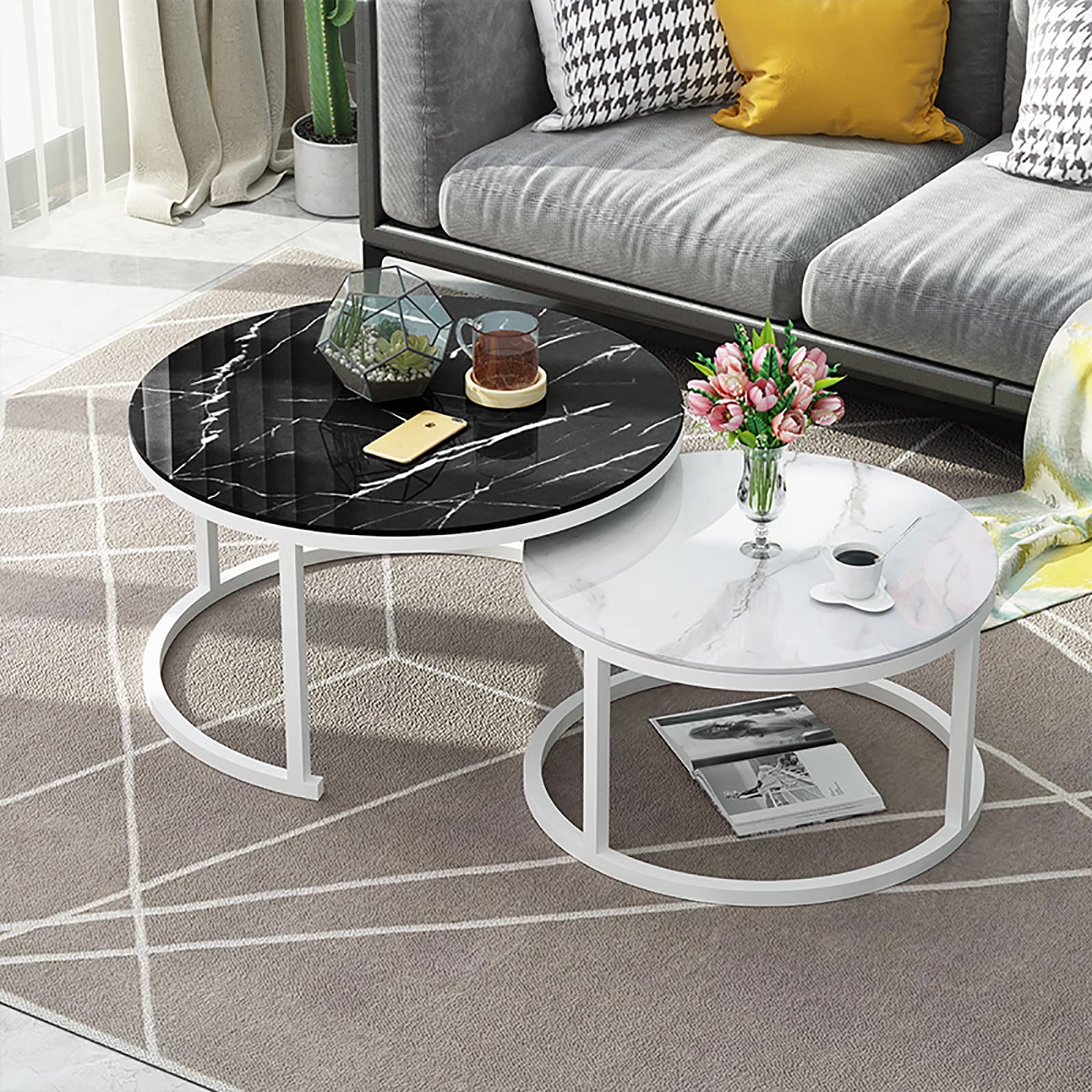Tables basses gigognes en verre pour optimiser un petit salon avec style effet marbre