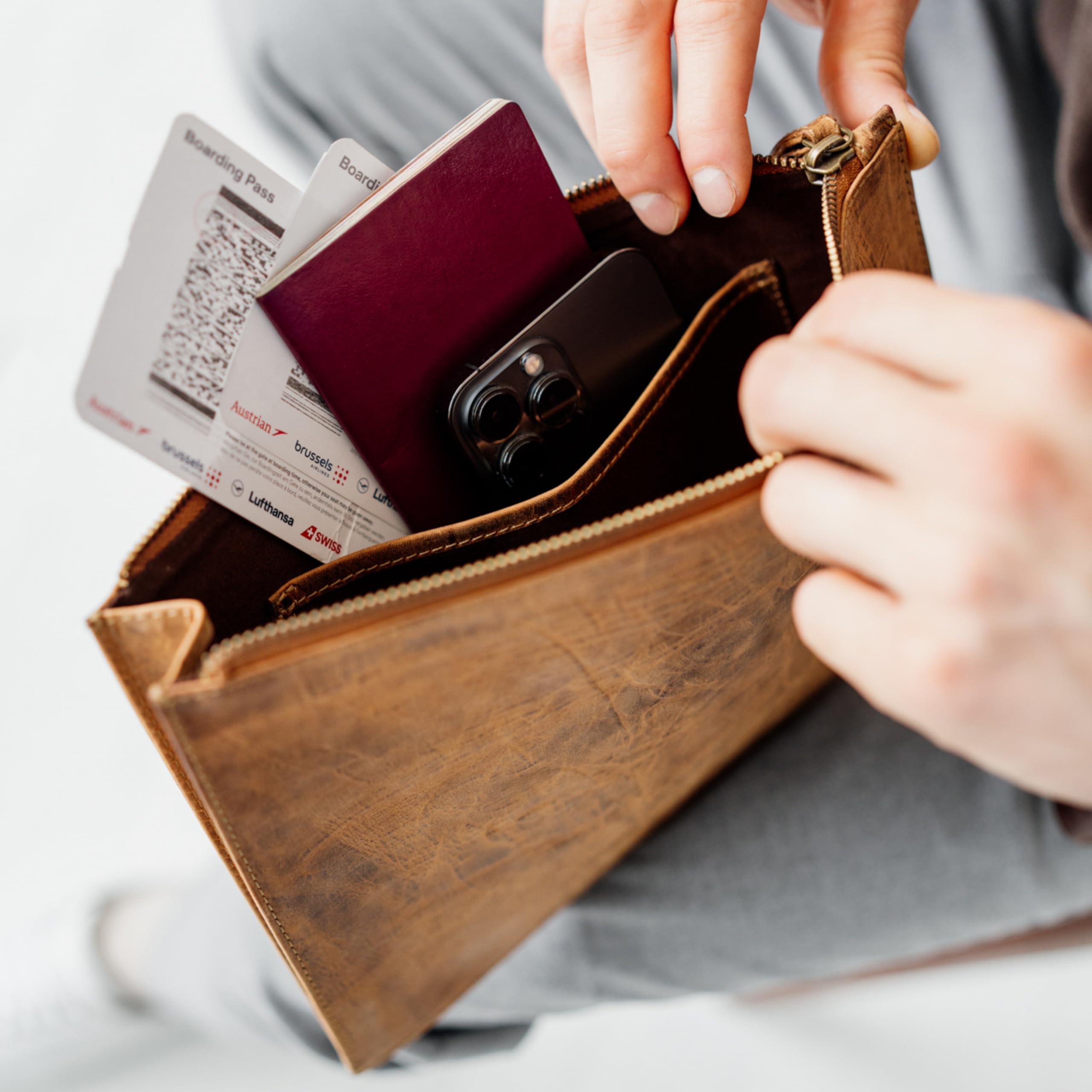 Berliner Bags Cartella Porta Documenti Dirk in Vera Pelle Bovina, Organizer con Zip e Laccetto da Polso per Passaporto e Documenti, Unisex – Noce