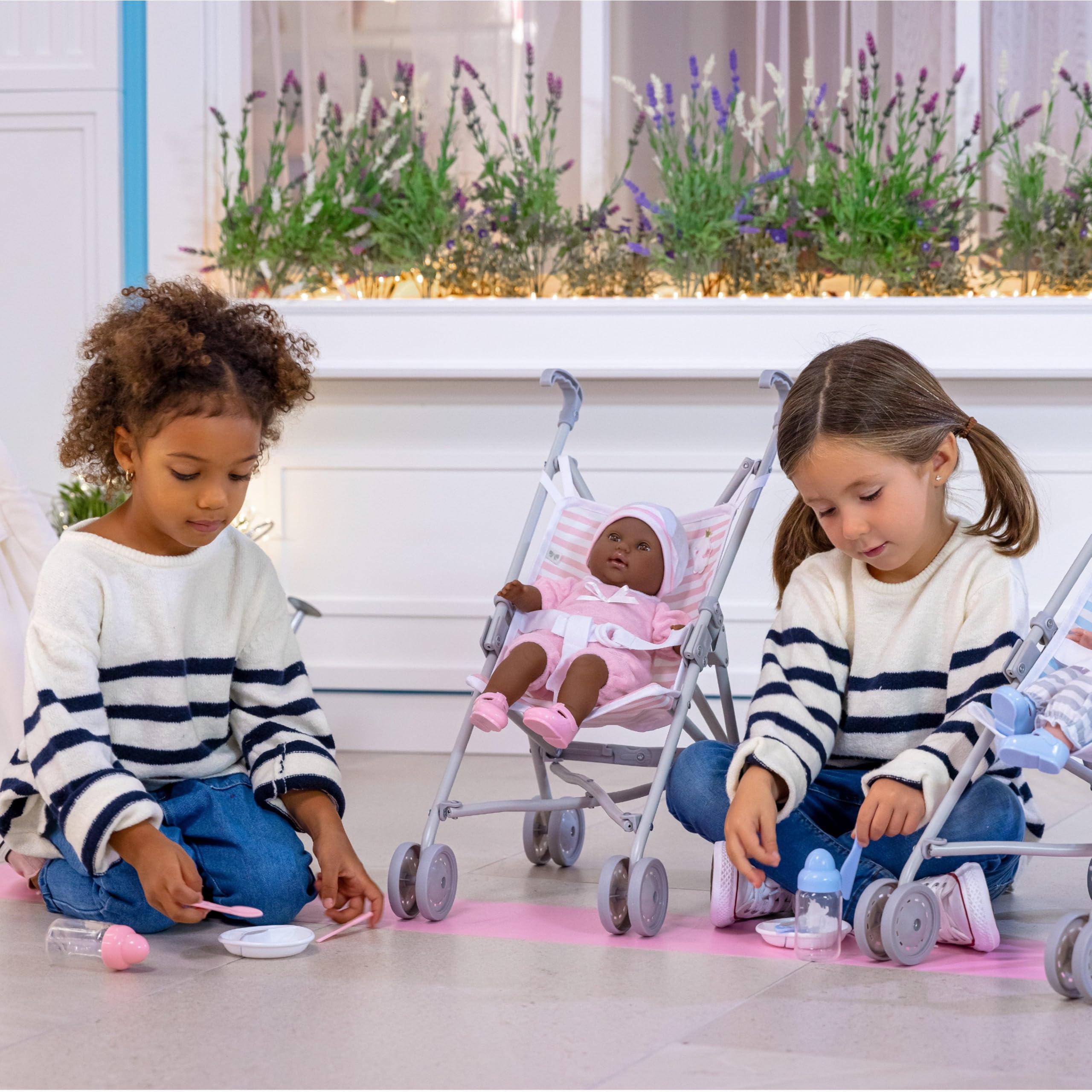 Jc Toys- Silla de paseo plegable modo paraguas, para muñecas de hasta 45 cm, ideal para jugar y pasear, blanco y azul a rayas, decoración elefante, diseñado por Berenguer, +2 años — view 4