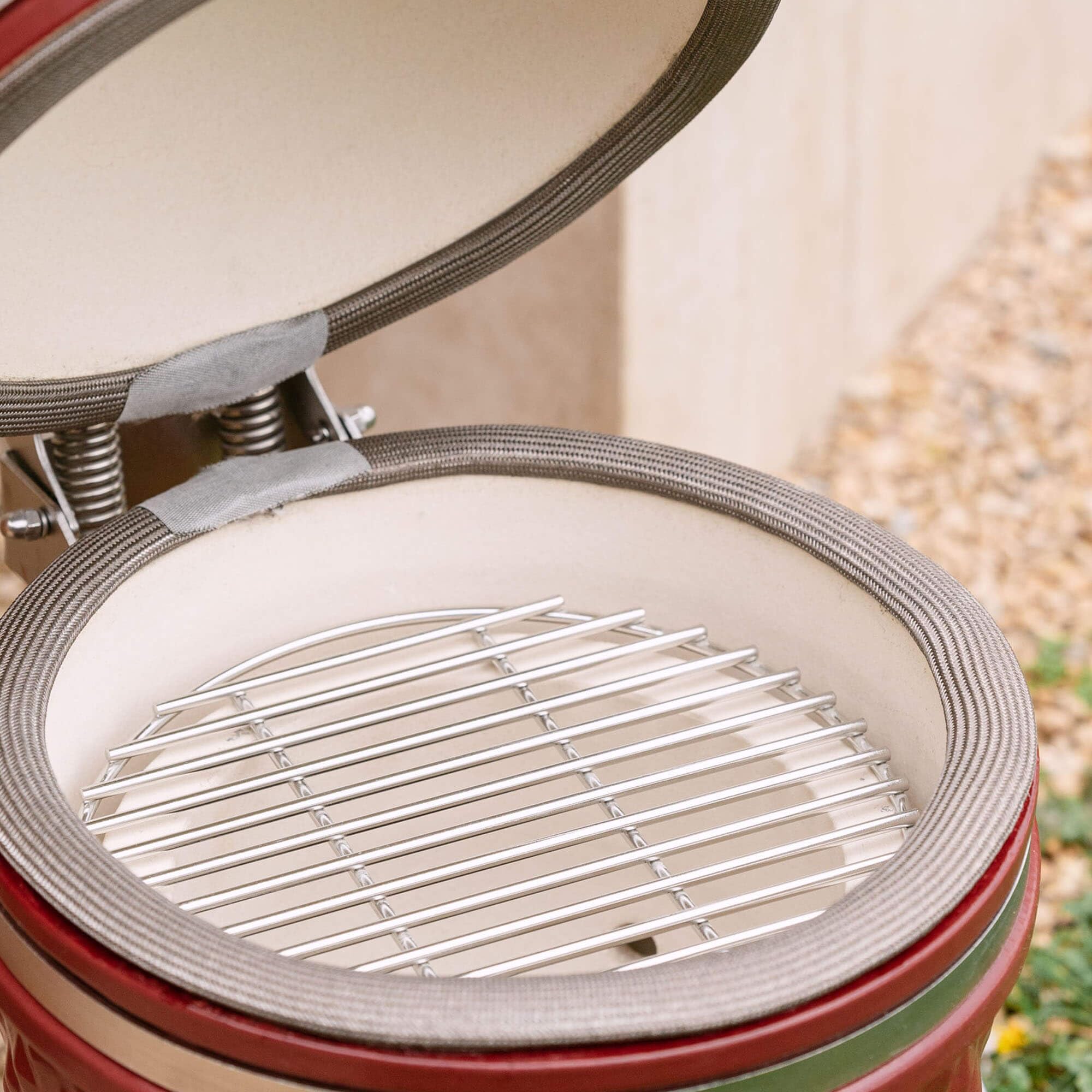 Kamado Little Kokko 13" - Nuova edizione compatta e facilmente spostabile (31 x 45 cm) Include: Treppiede in acciaio inox molto stabile e design Diametro griglia: 26 cm, nero intenso