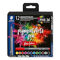 Staedtler Pigment Arts – Pennarelli Indelebili in Fibra, Pennarelli Punta Fine Adatti per Gran Parte delle Superfici, Marker ad Asciugatura Rapida Resistenti alla Luce, Colori Base Assortiti, 12 Pezzi