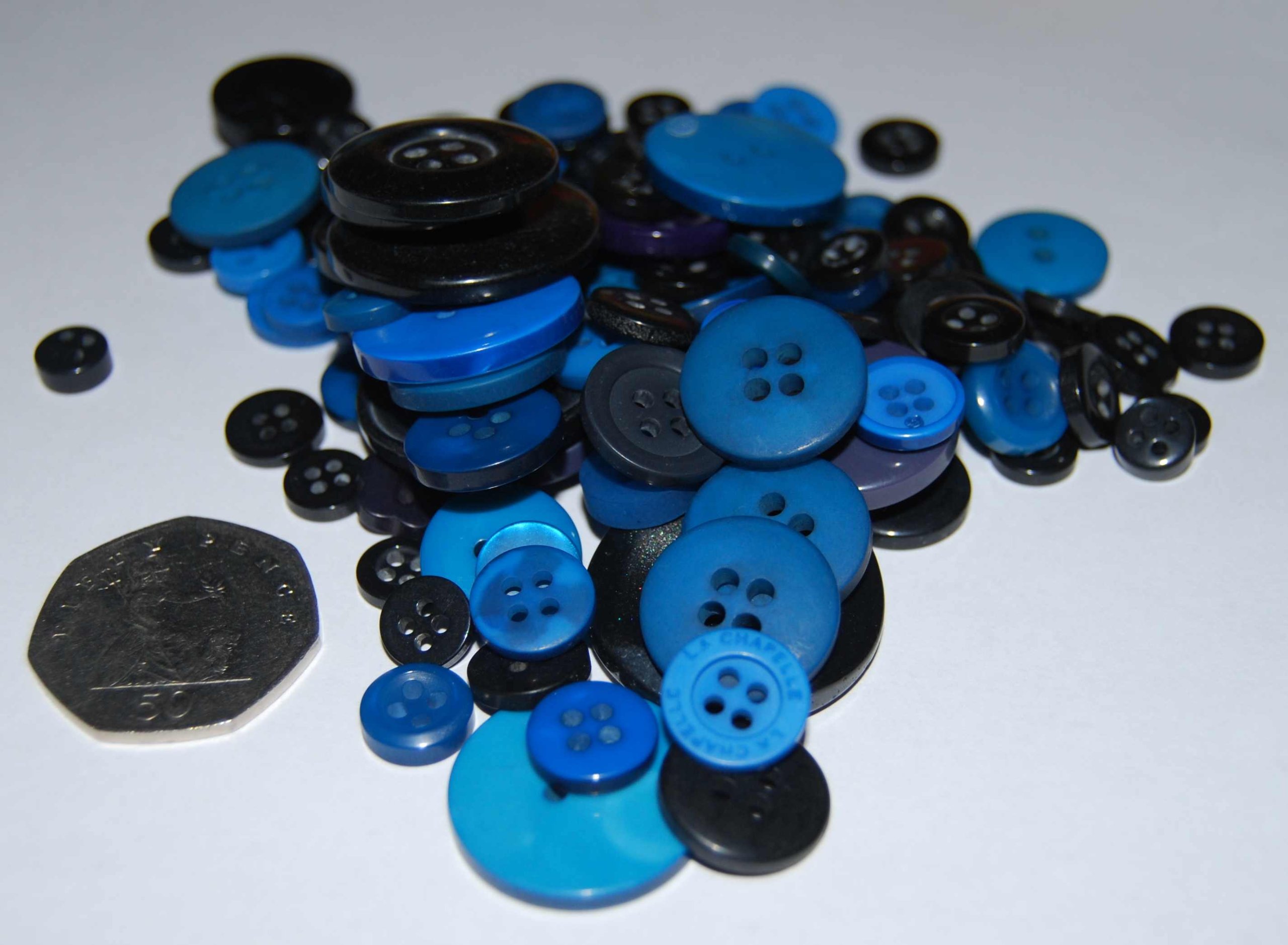 celloexpress Pack of 50g - BLACK & BLUE BUTTONS - Mixed Sizes of Various Black & Blue Buttons for Sewing and Crafting