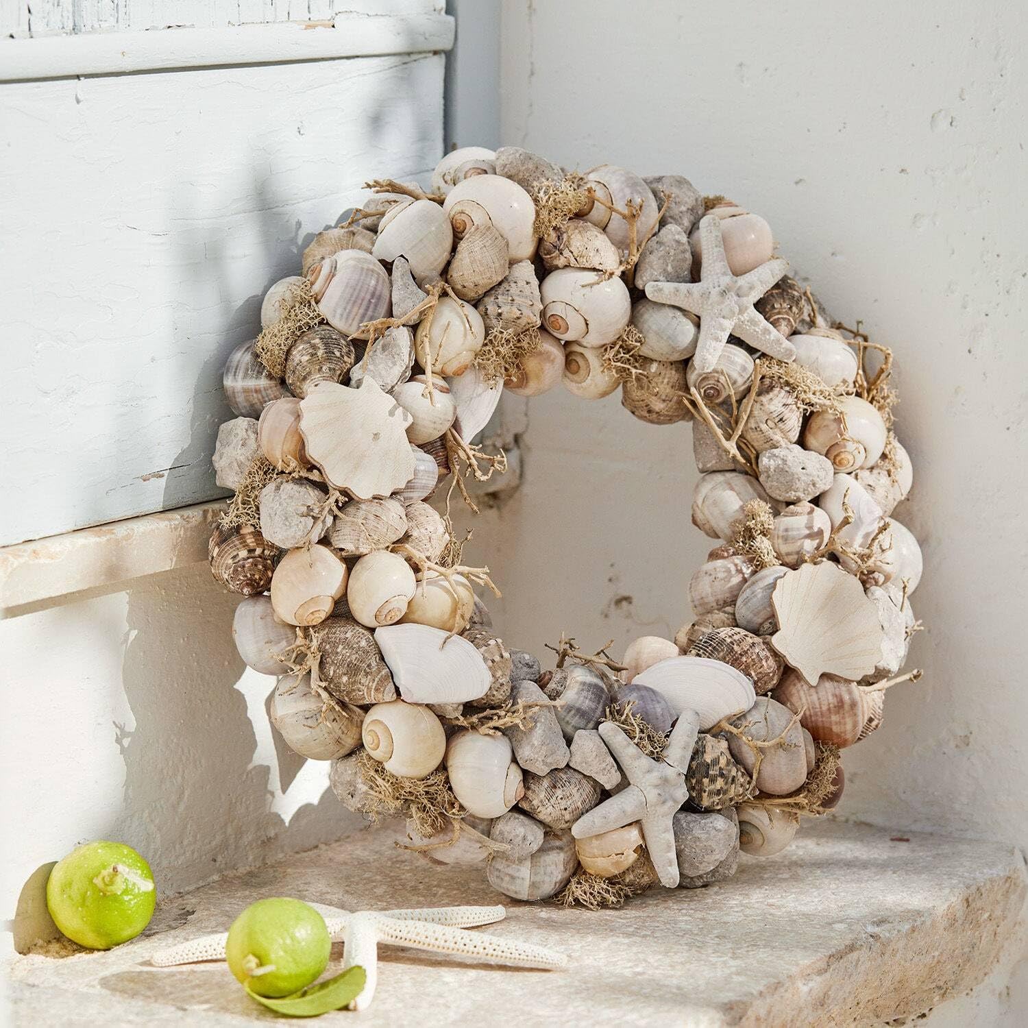 Loberon Kranz Enna, mit Echten Muscheln und Keramik-Seesterne Verziert, Maritimes Flair, Gartenzubehör, Gartendekoration, Bimsstein, Pappe, grau