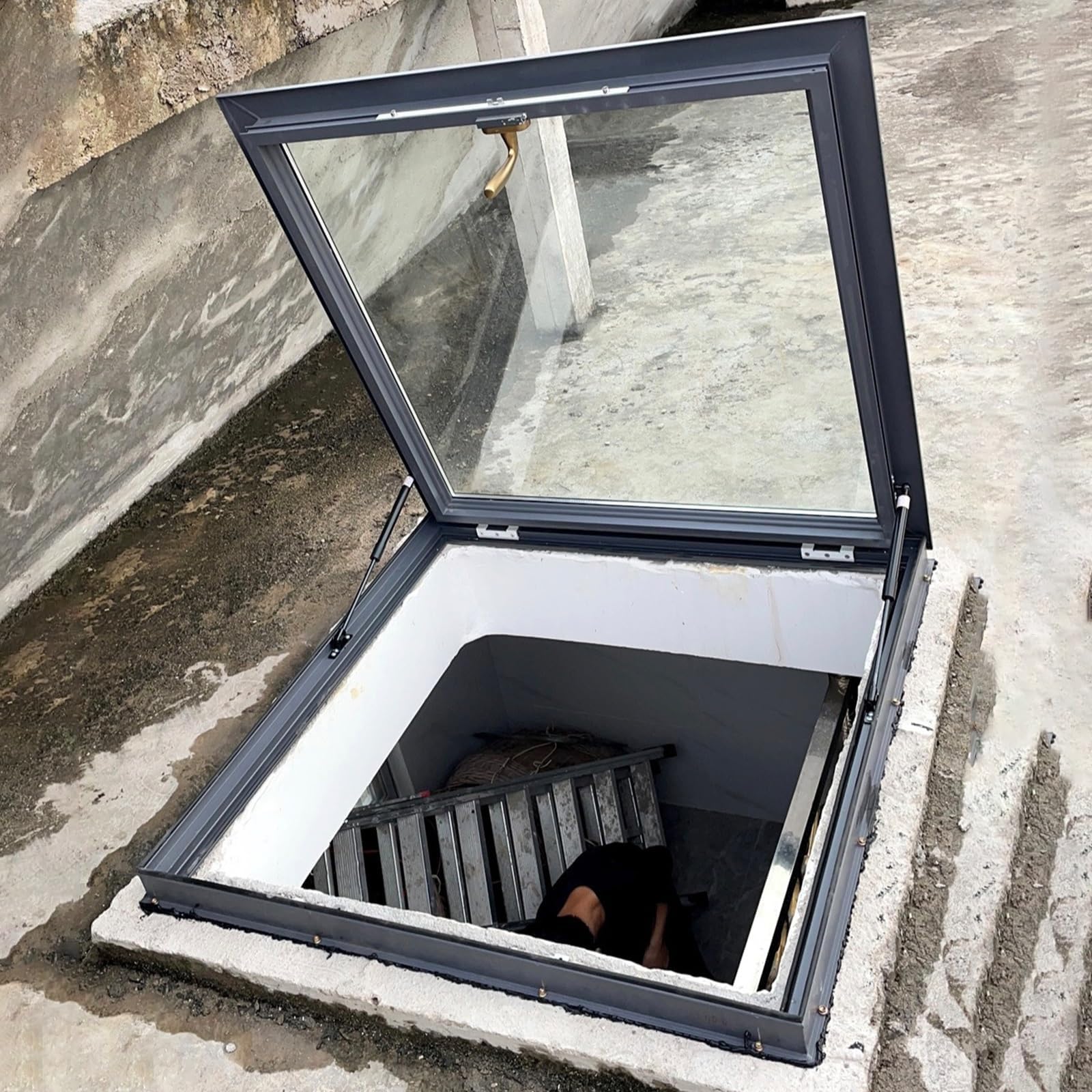 ZCFLWR Roof Hatch with Reinforced Glass, Roof Window and Skylight for Basement, for Attic/Sunroom/Basement (LxW 80x70cm/31.5x27.6in)