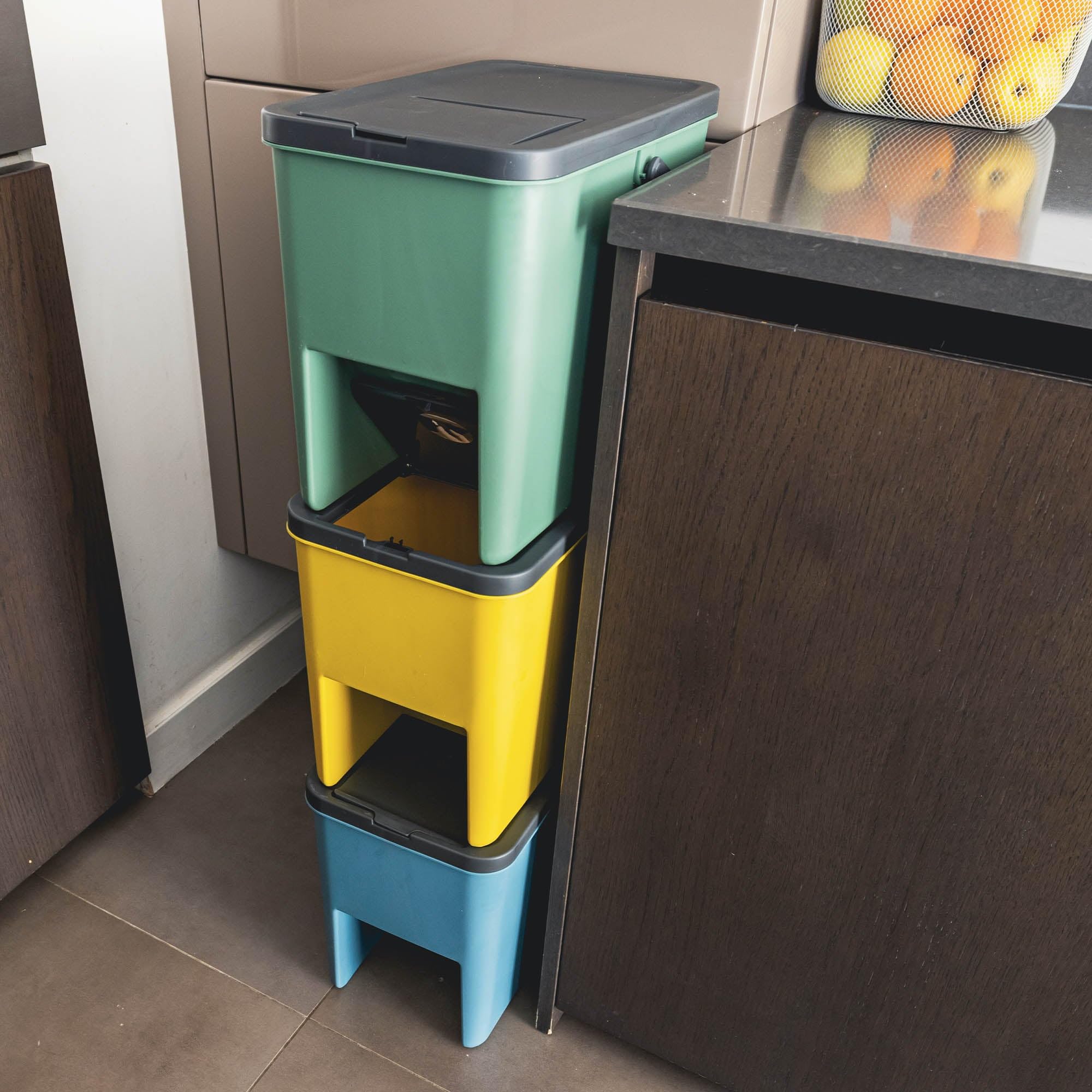 KITCHEN MOVE Bergen - Juego de 3 cubos apilables de 20L para reciclaje – 80L – Papelera de clasificación selectiva de plástico, colores amarillo, azul, verde y gris
