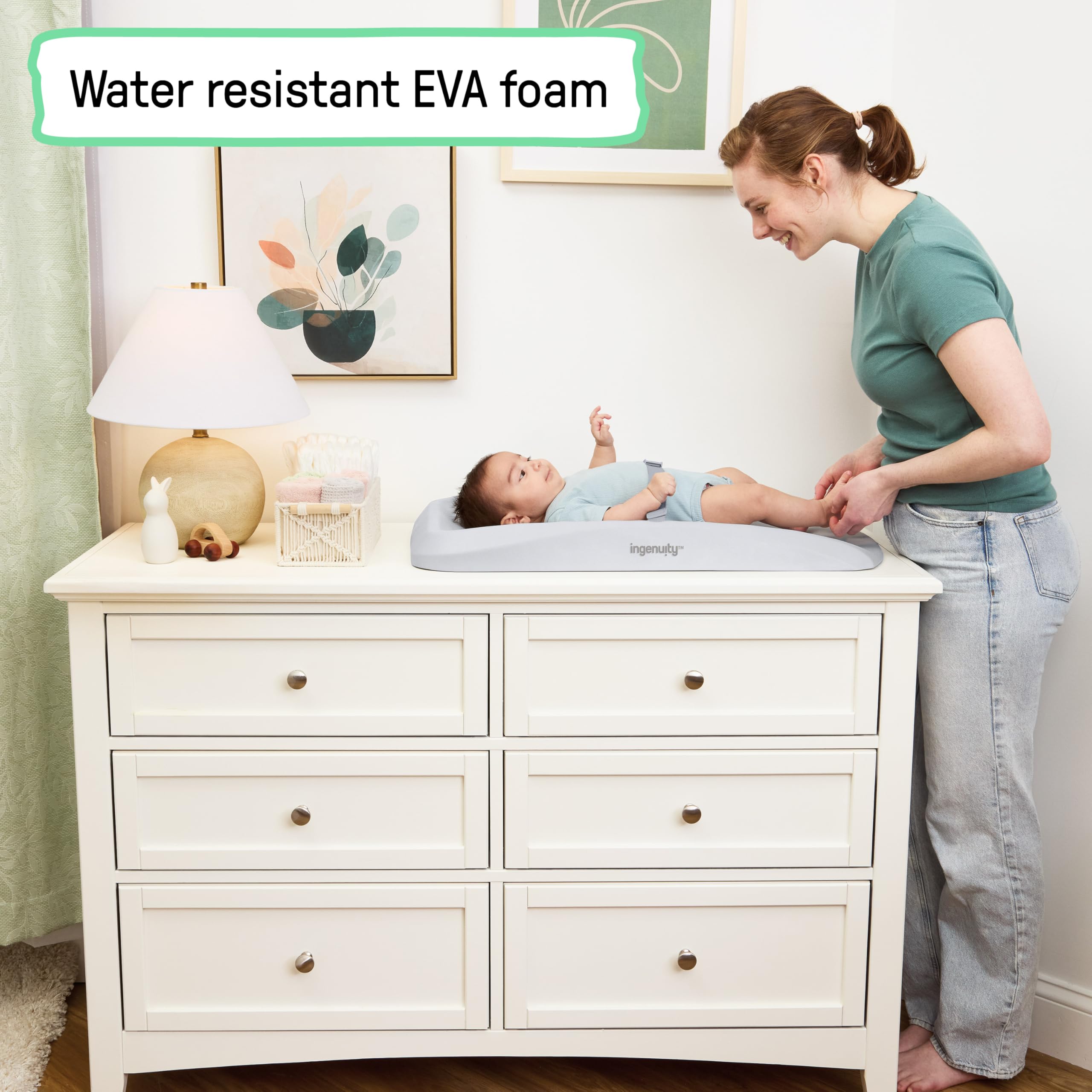 Ingenuity, Comfy Clean – Matelas à langer imperméable en mousse EVA, coussin facile à nettoyer avec sangle de sécurité et base antidérapante, compatible tables 79 x 43 cm, dès la naissance