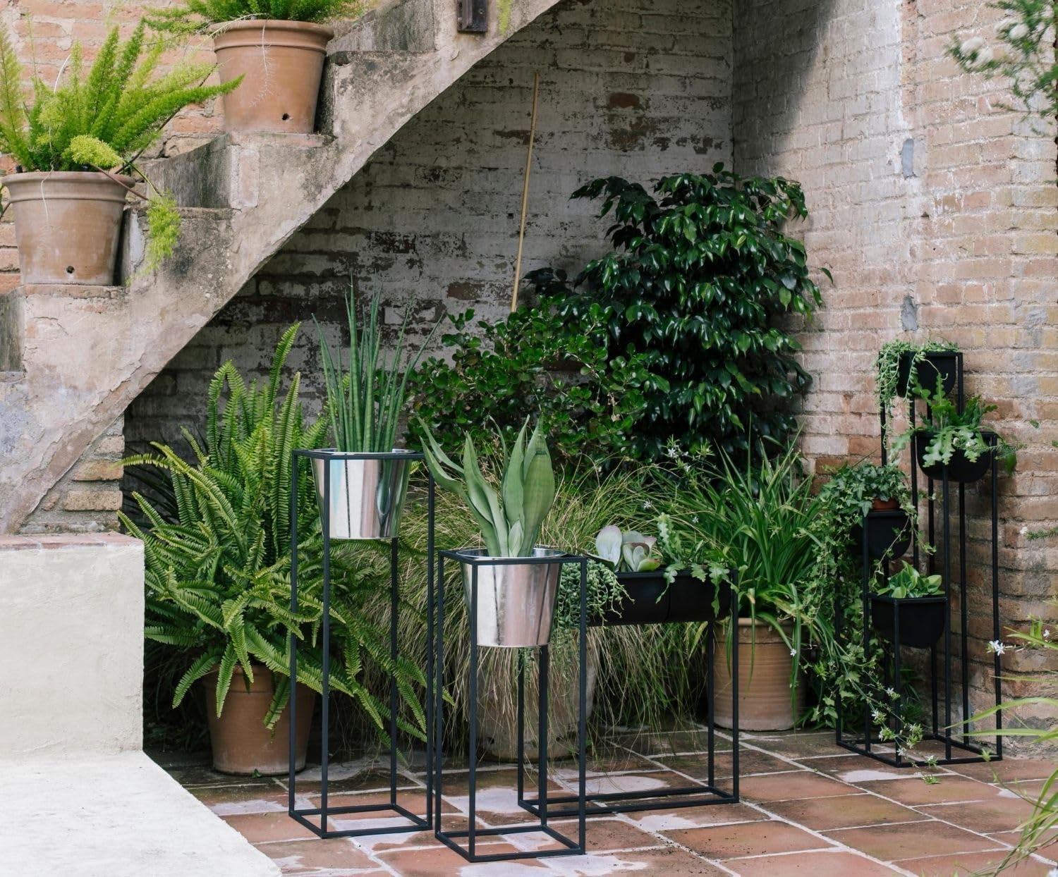 Macetero metal negro pour sublimer le coin vert de votre salon moderne