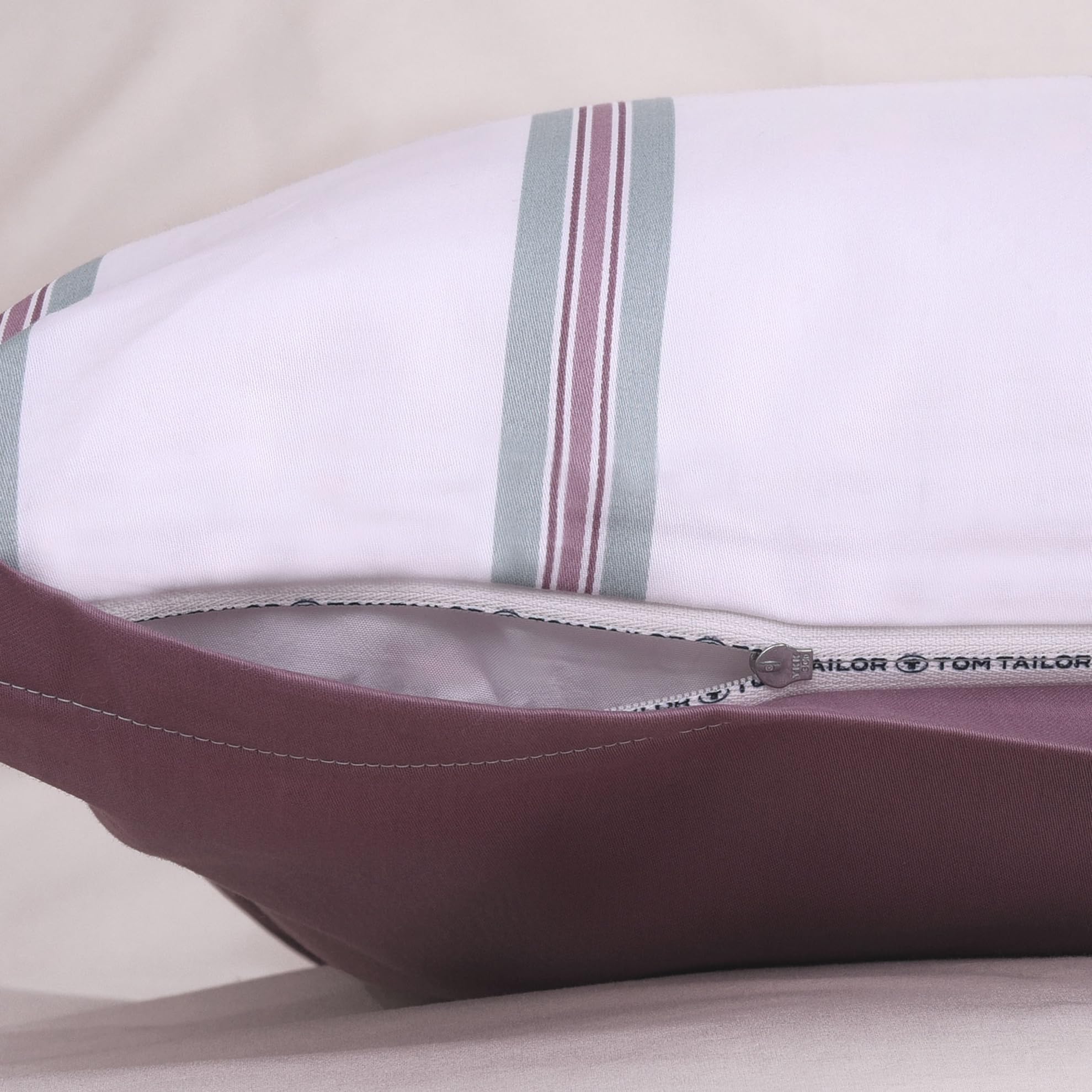 TOM TAILOR Satynowa bielizna, 60 x 80 cm + 140 x 200 cm, 100% bawełna, satyna, z farbiger Paspel am Kissen, Wendemotiv und Markenreißverschluss, CLASSIC SATIN Strings Weiß, Lila (Cozy Mauve, Fresh