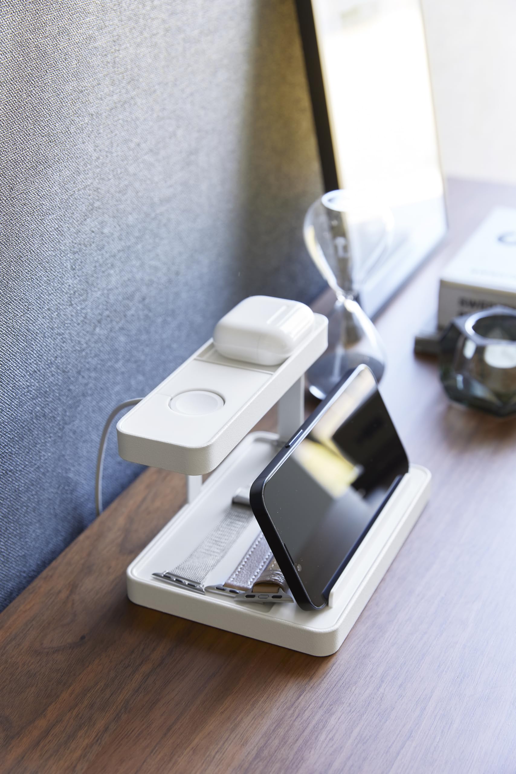 YAMAZAKI 1871 TOWER Smartphone & Device Charging Stand, white, Steel / ABS Resin / Silicone, 16 x 11.6 x 10 cm