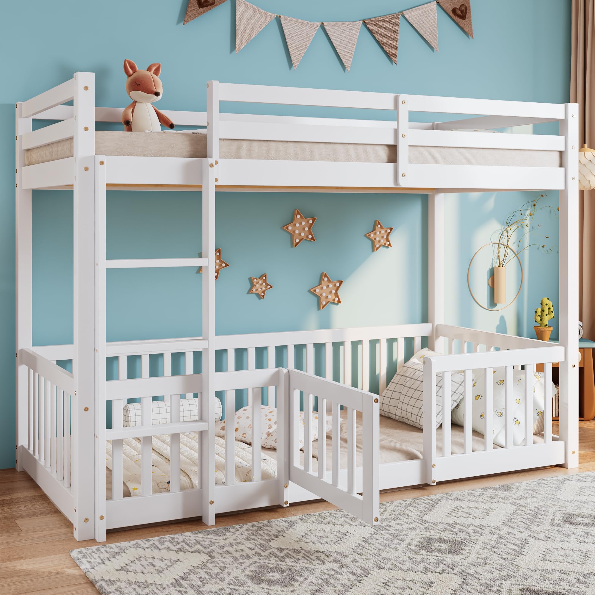 Etagenbett Kinderbett 90 x 200 mit Zäune und Türchen, Hochbett für 2 Kinder, Massivholz Bodenbett Stockbett Funktionsbett Jugendbett mit Leiter, Doppelbett mit Rausfallschutz und Lattenrost, Weiß