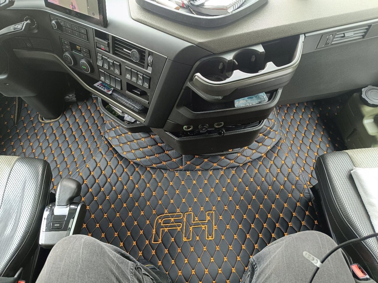 Dywanik samochodowy do kabiny kierowcy samochodu ciężarówego. Zestaw kompatybilny z VOLVO FH4 FH5 FH Aero (Czarny, beżowe nici)