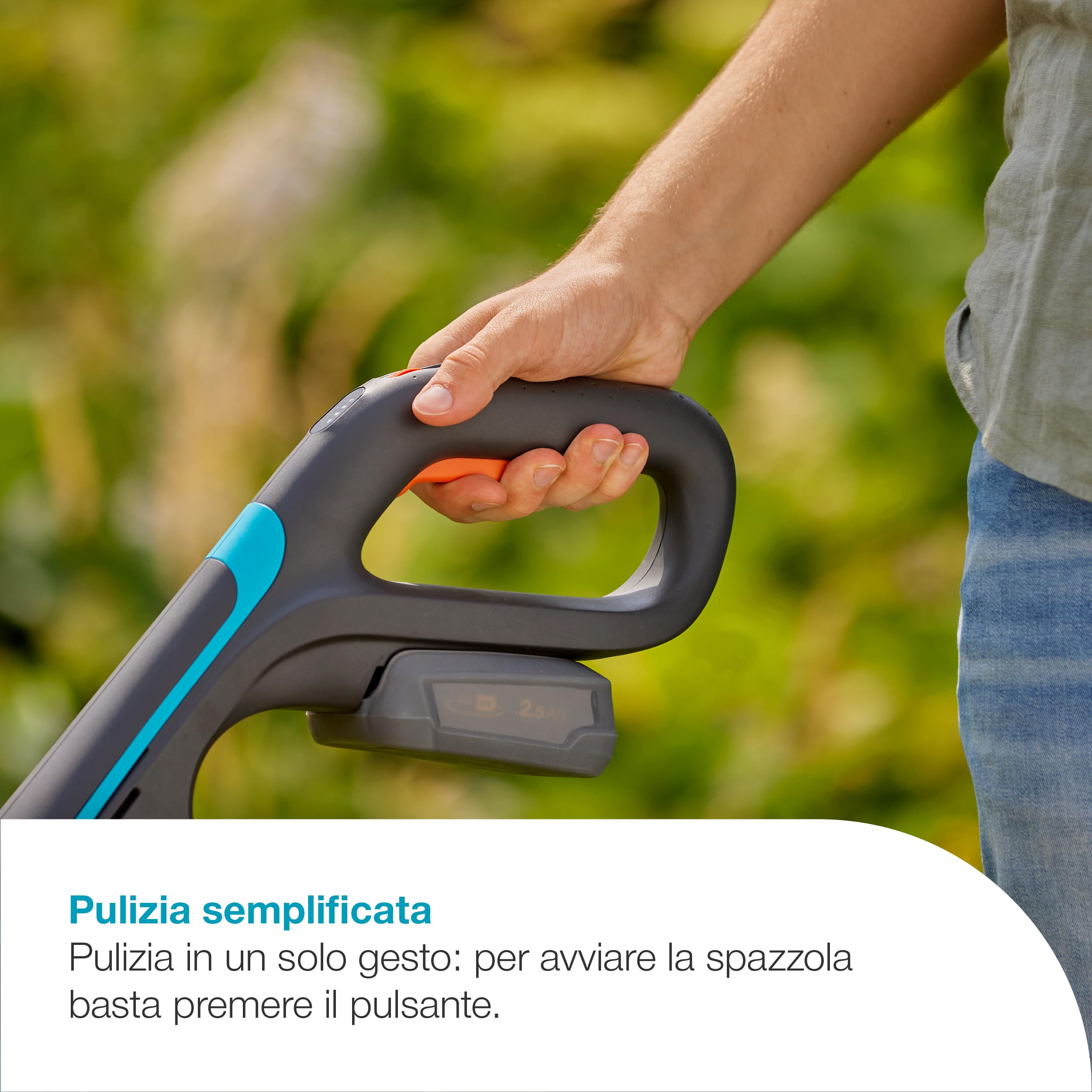 Gardena Spazzola Multifunzione A Batteria AquaBrush Universal 04/18V P4A Set Pronto All'Uso: Esterno, Per ogni superficie, Profilo delle spazzole, Controllo con un solo tocco, Senza fili (14842-20)