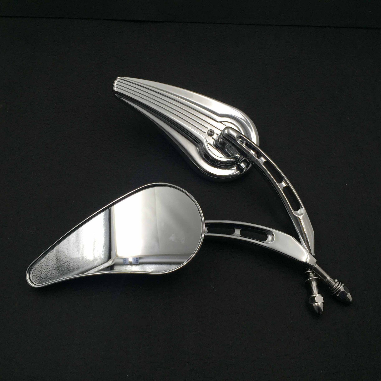 Specchietti laterali Chrome Raindrop Compatibile con Harley Davidson nel 1982 successivi tutti i modelli (ad eccezione di VRSCF, FLHTKSE, FLHRSE, FLHRSE6, FLHR e FLHR e XL1200X montati sotto il