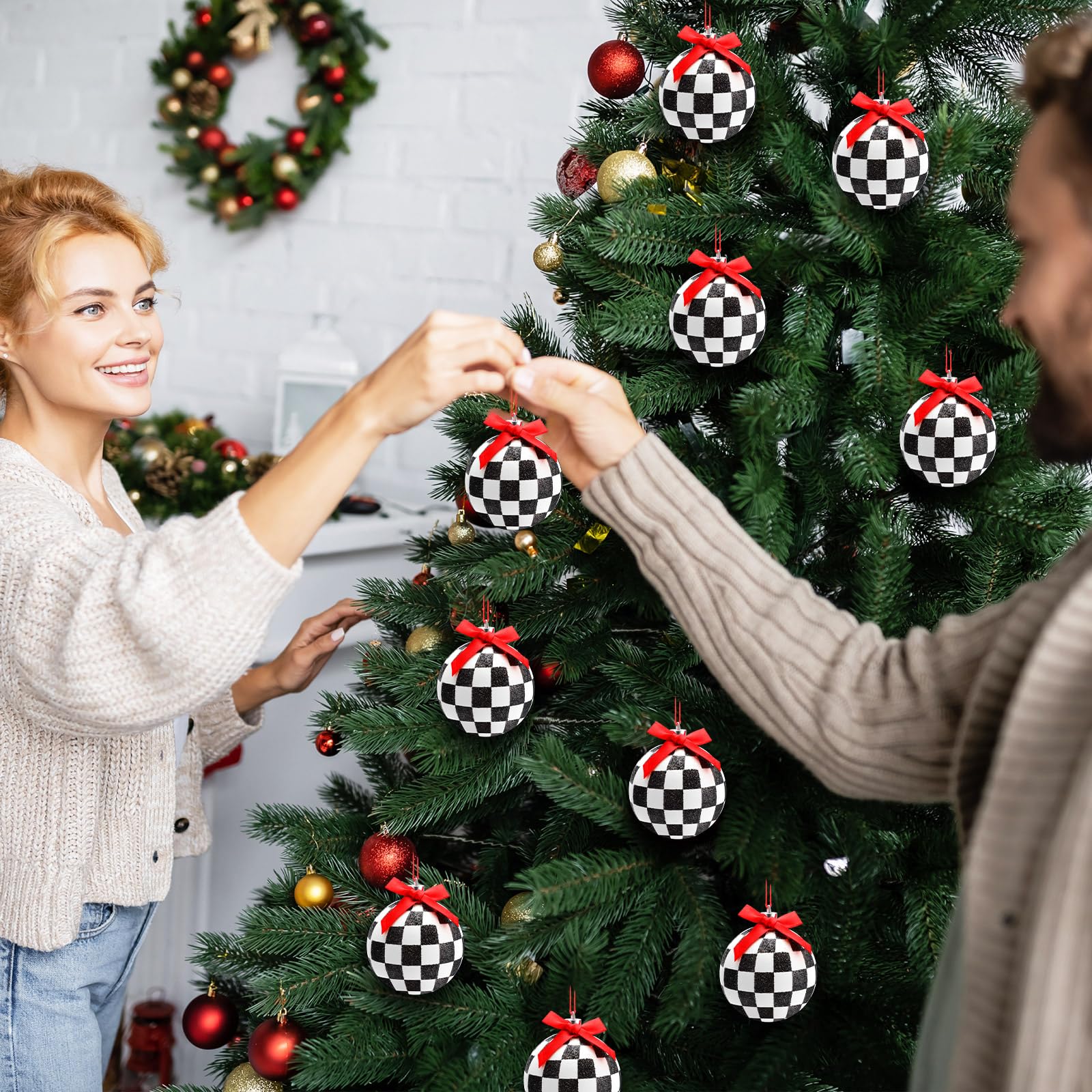 Hiboom Lot de 15 décorations de sapin de Noël à carreaux, 12 boules de Noël noires et blanches, 1 jupe de sapin de Noël à carreaux, 2 drapeaux de course en polyester avec bâtons en plastique pour fête