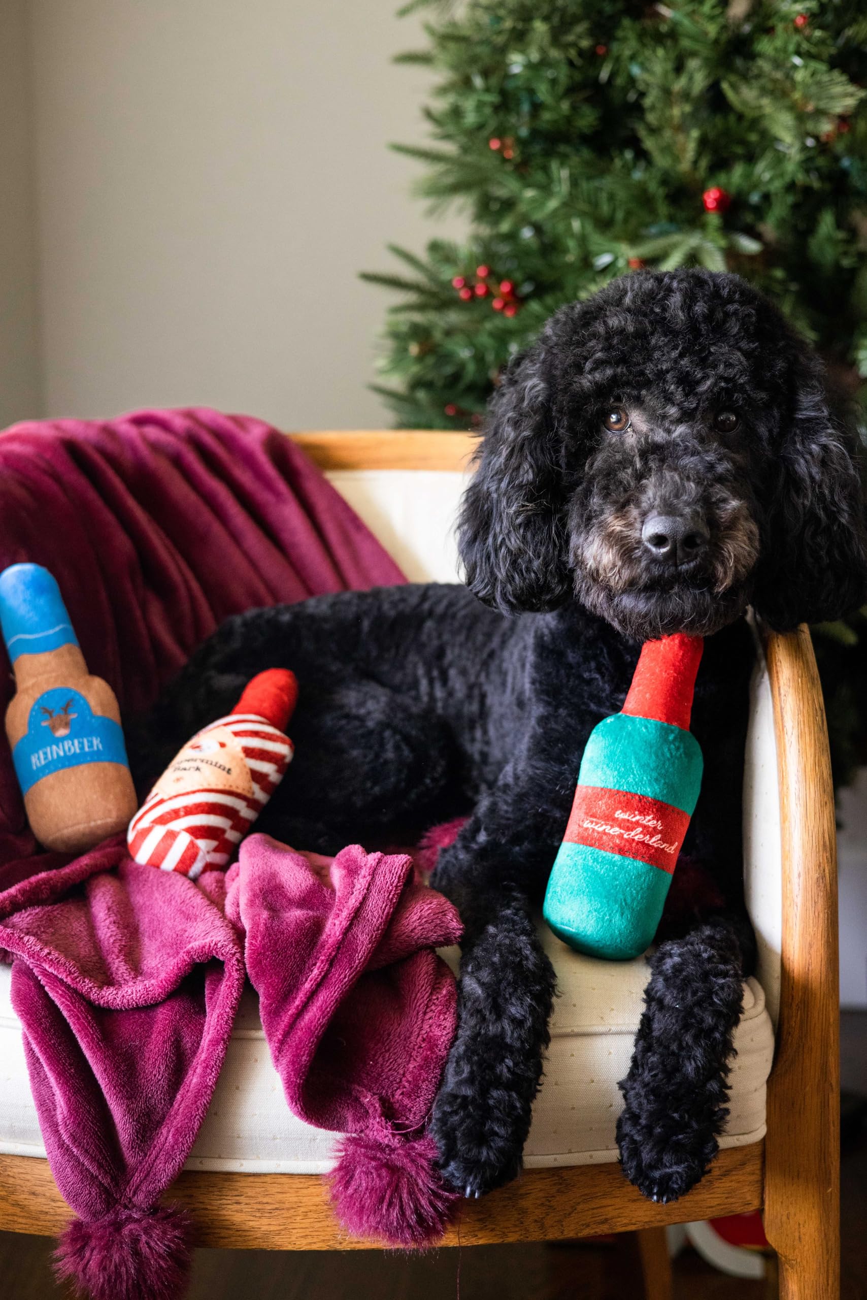 Pearhead Holiday Spirits Hundespielzeug Set, Spirituosen Themed Plüsch Hundespielzeug Quietschendes Hundespielzeug 3er Set