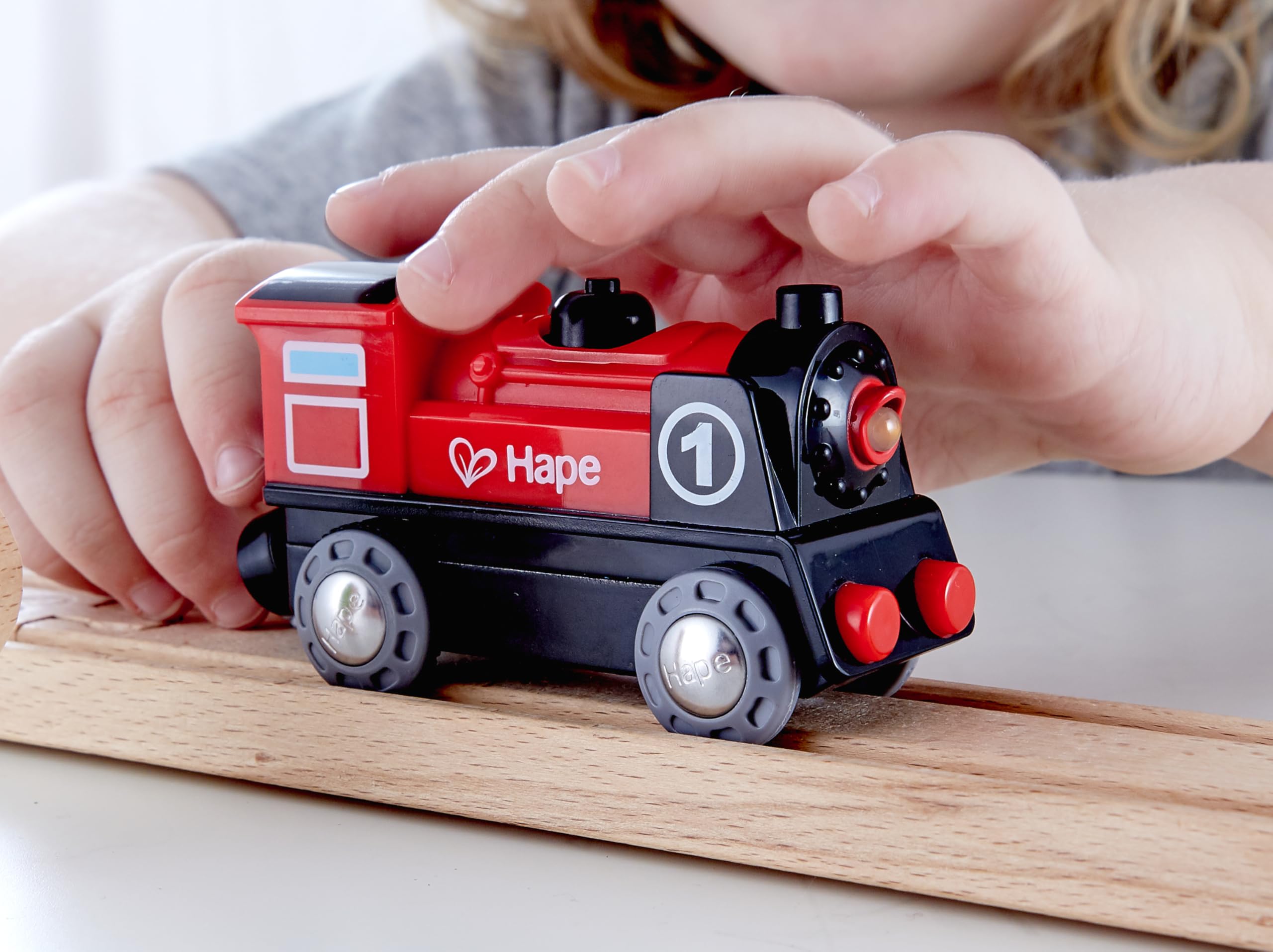 Hape Eisenbahn Set XXL, Zug Starter Set mit großem Schienen Ausbau, Zubehör & Lok Erweiterung, Holzeisenbahn Komplettset ab 3 Jahren