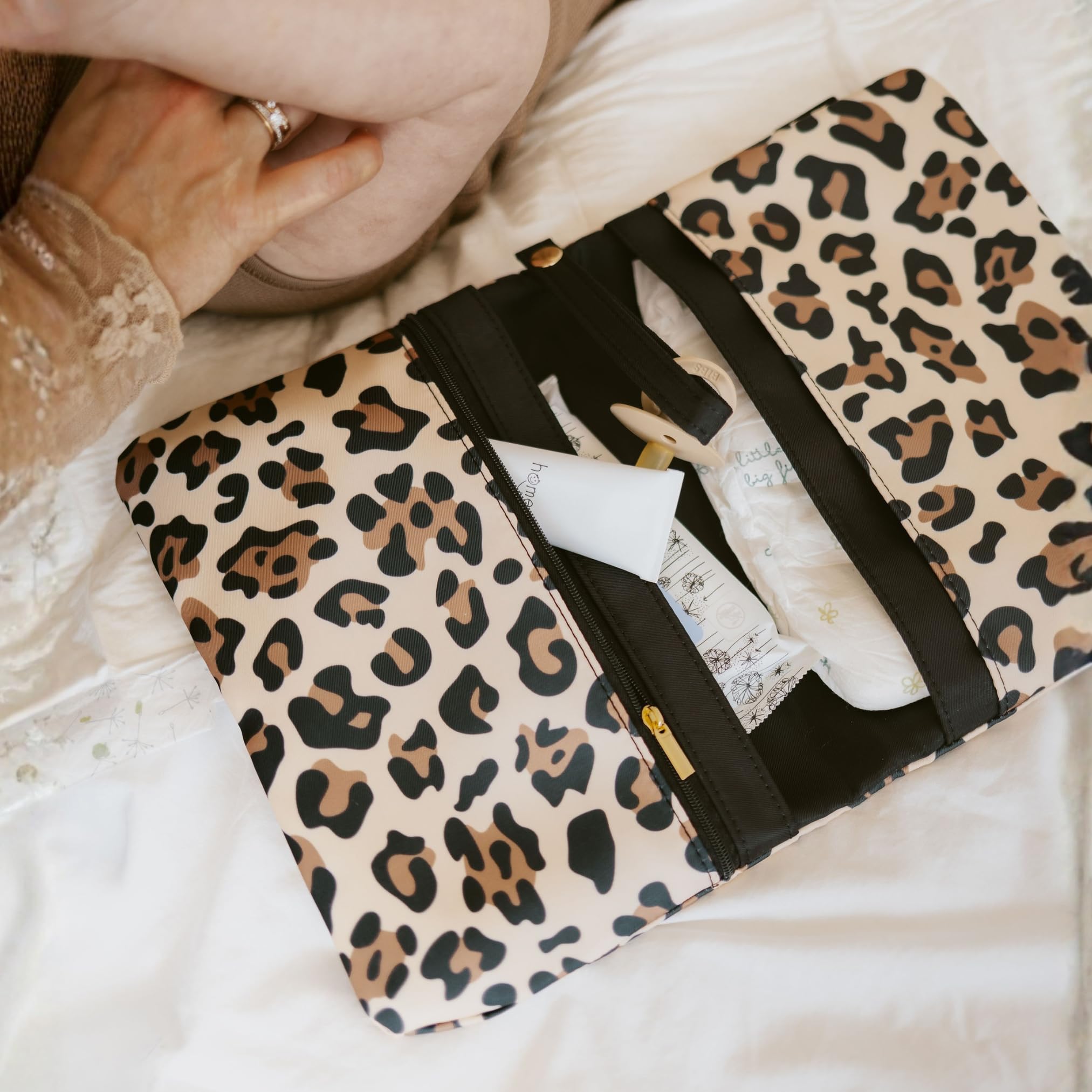 Windeltasche für unterwegs mit viel Platz - Kleine Wickeltasche, Baby Windelorganizer (Leopard)