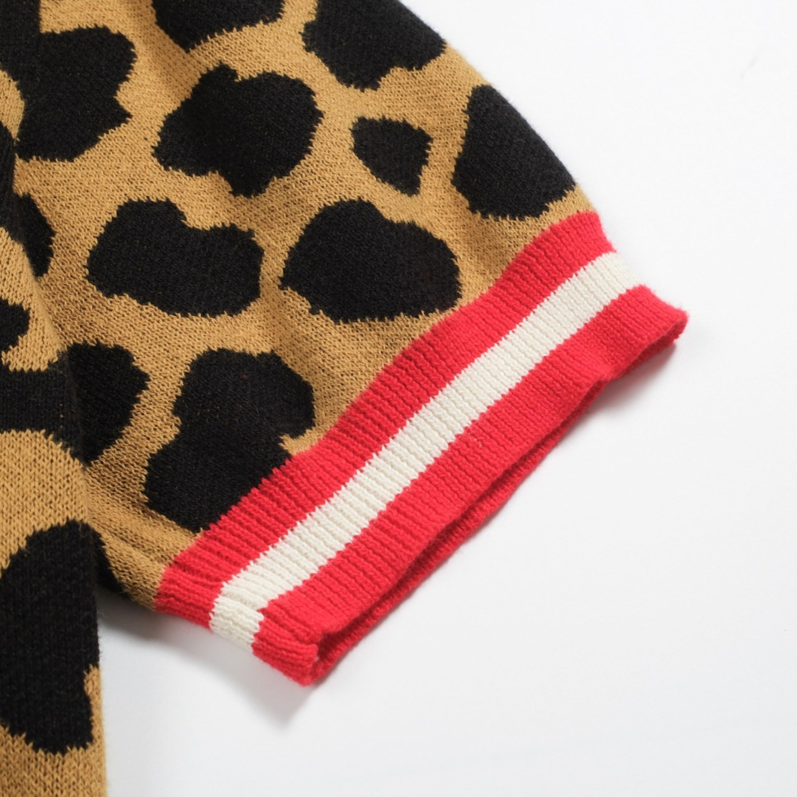 OXKNIT Camiseta de manga corta para mujer, estilo retro, marrón, cuello de pico, camiseta de punto de algodón con leopardo jacquard