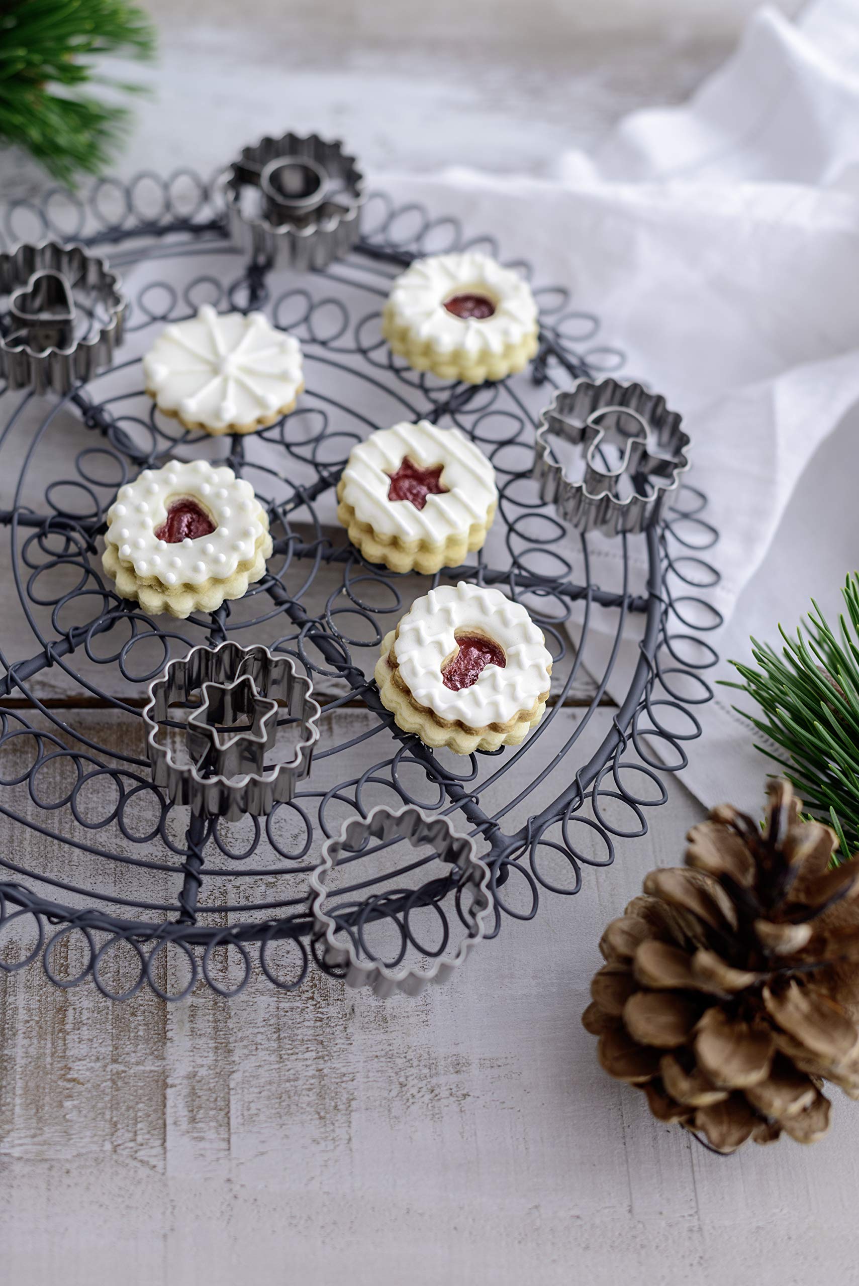Dr. Oetker 15er Mini-Linzer Ausstecher-Set, Ausstechformen für Weihnachten, hochwertige Ausstecher für Plätzchen, Kekse und Fondant, vielfältige Motive (Farbe: Silber), Menge: 1 x 15er Set