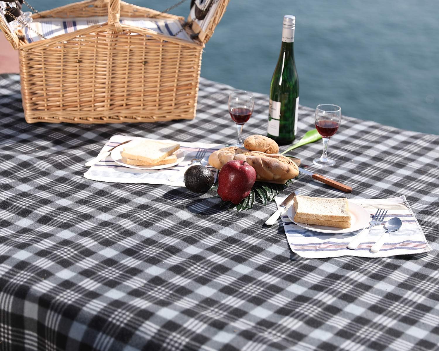 ZORMY Extra Large Picnic Blanket 3 Layers for Waterproof Beach Handy Mat Black and White Checkered Camping Mat Great for Outdoor Picnic, Beach, Camping, Camping on Grass and Portable