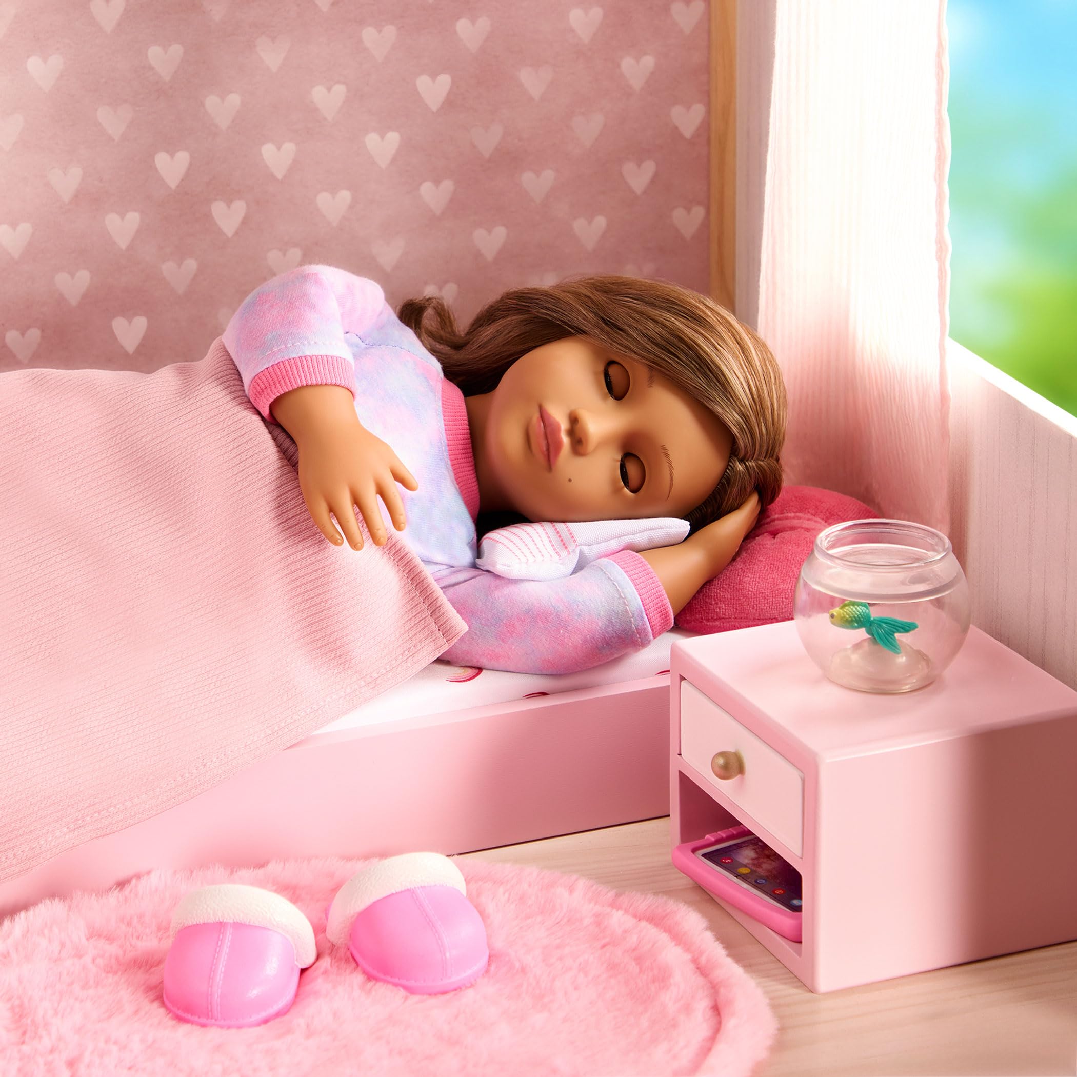 Our Generation - Juego de dormitorio OG Sweet Snuggles - Muebles para casas de muñecas - Cama de plataforma y mesilla de noche - Juguete para niños a partir de 3 años