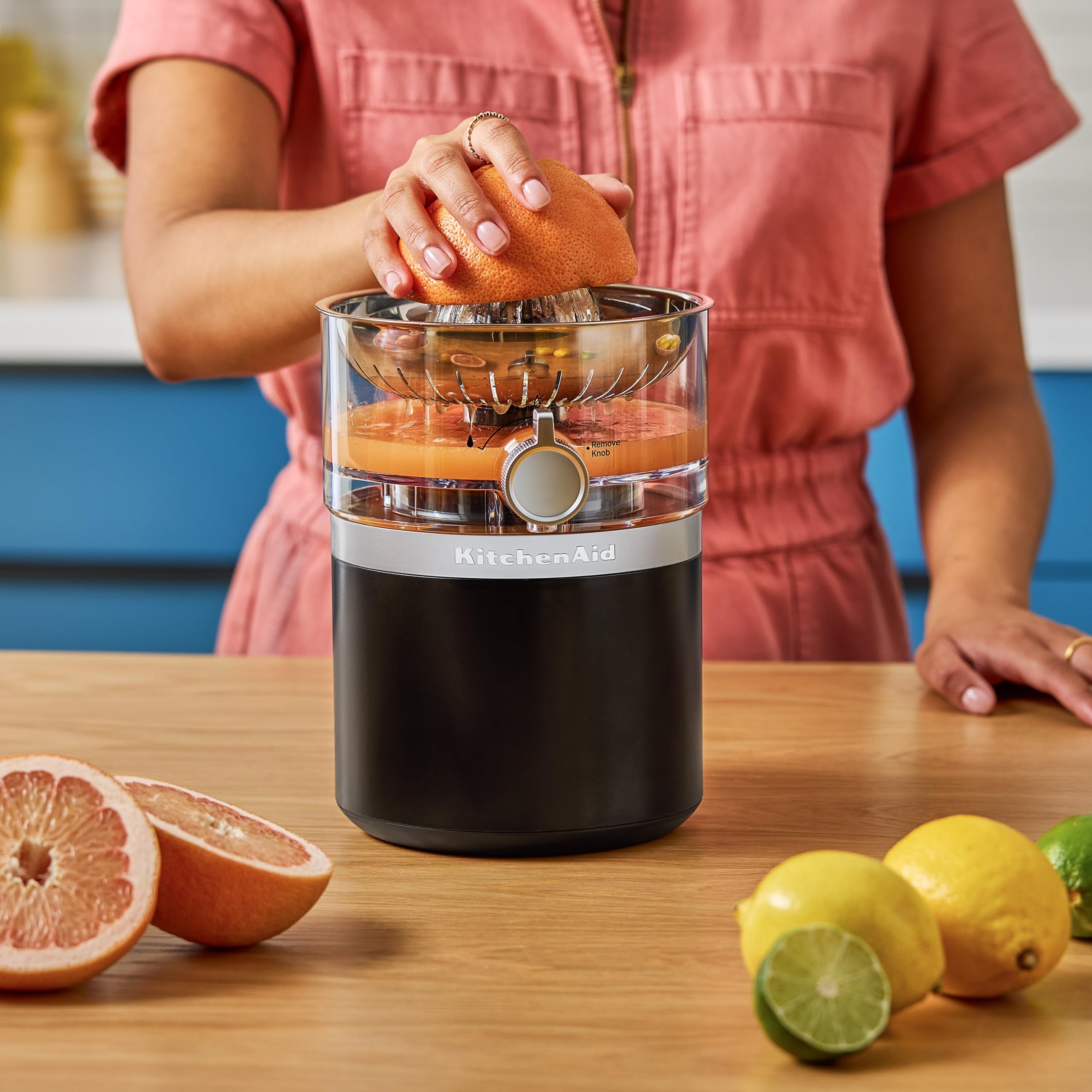 KitchenAid Go Kabellose Zitruspresse, Auto-Umkehrreiber, 473ml BPA-freier Behälter, spülmaschinenfest, für Orangen, Zitronen & Limetten, Akku separat, Mattschwarz