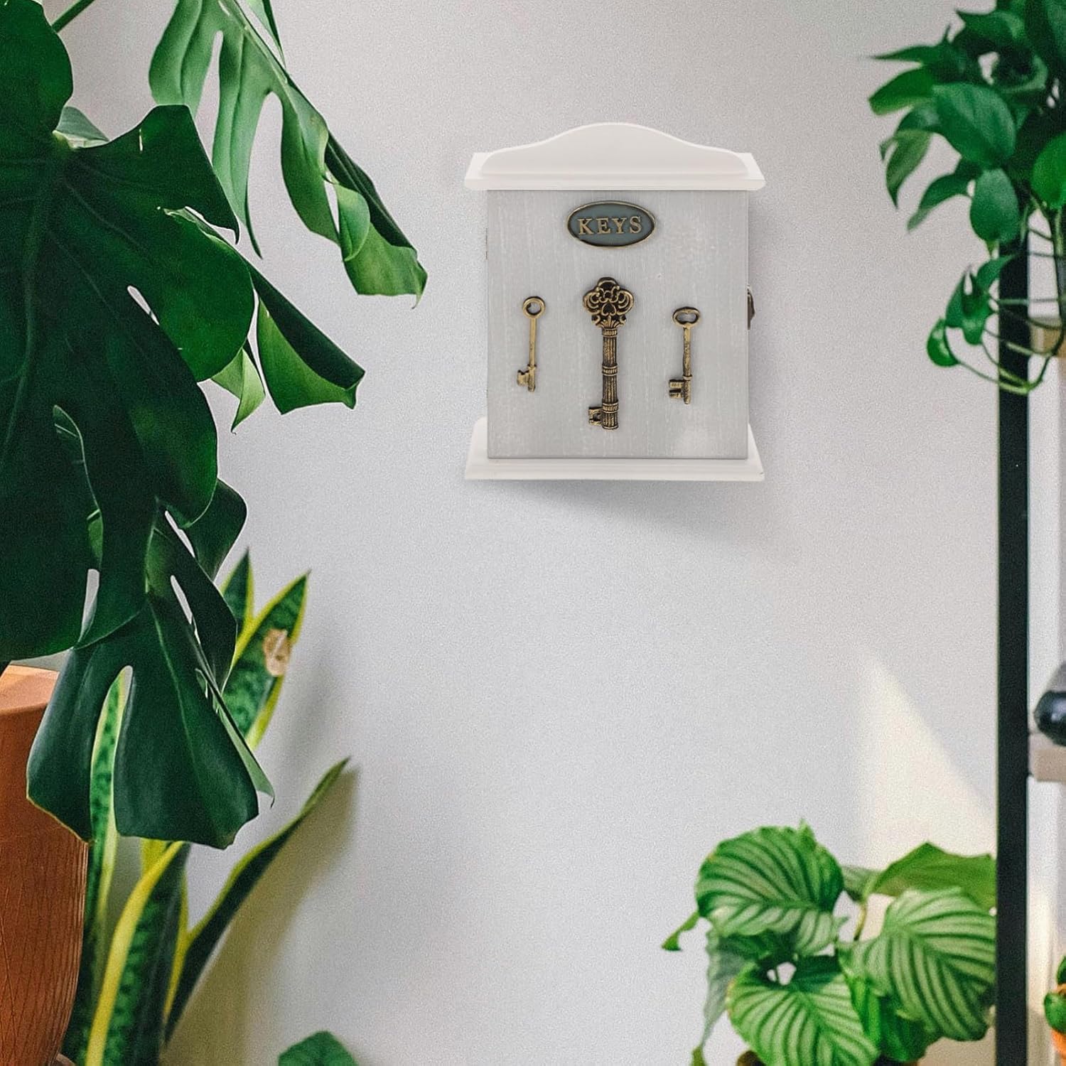 Luxshiny Wooden Key Holder Box Rustic Wall-Mounted Key Storage Organizer for Entryway and Office Creative House-Shaped Design Hooks for Living Room and Bedroom