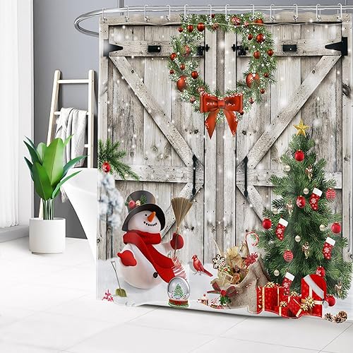 Miniatura 6 de Juego de cortina de ducha de Navidad con tapete de baño, muñeco de nieve y pino con bolas de Navidad rojas cardenales en puerta de granero, cortina