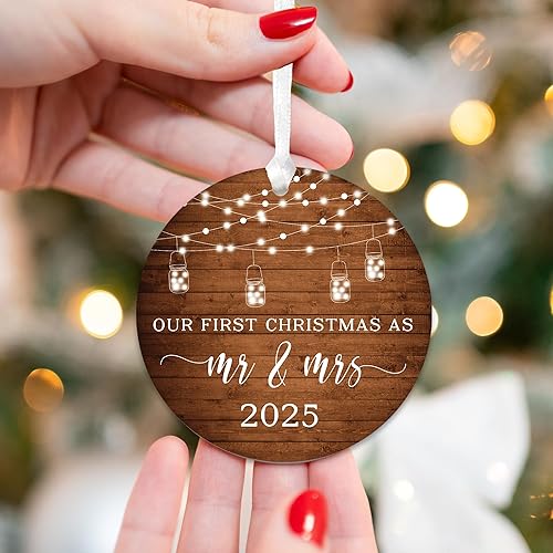 Vista 24 de Adorno de boda con texto en inglés «Our First Christmas Married Ornament» 2024, regalo de boda para el señor y la señora, adorno de Navidad
