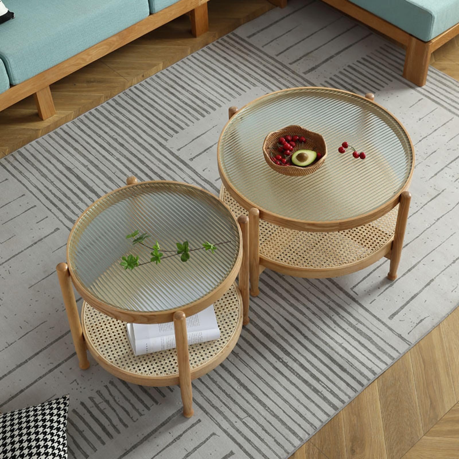 Drewniany stolik kawowy z rattanową półką, 2-poziomowy, nowoczesny design z połowy wieku, szklany blat i stolik do herbaty do salonu i sypialni