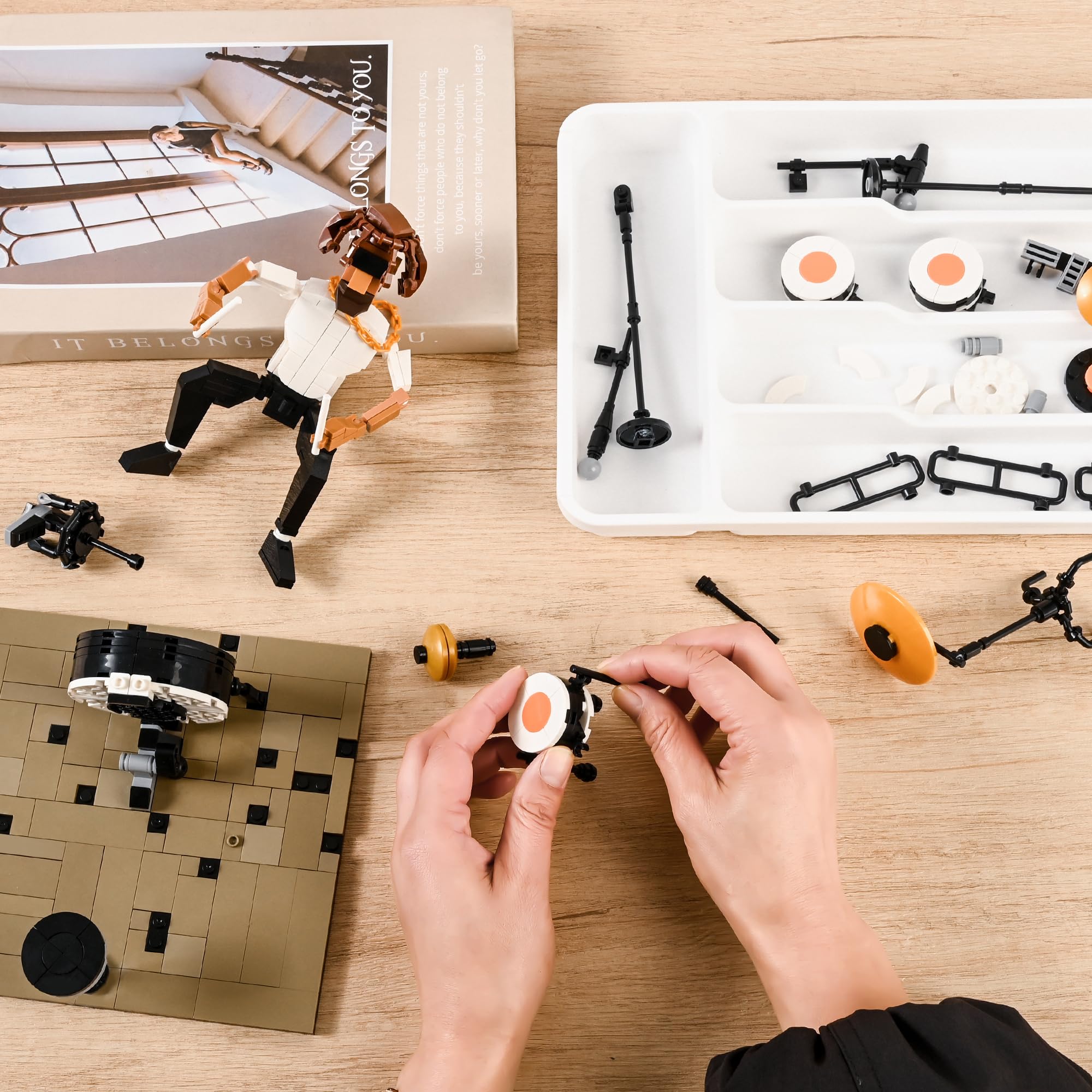 Dynamic Drummer Building Kit - Escenario de concierto de rock de 428 piezas con figura articulable y juego de batería ajustable, modelo coleccionable para adultos para amantes de la música