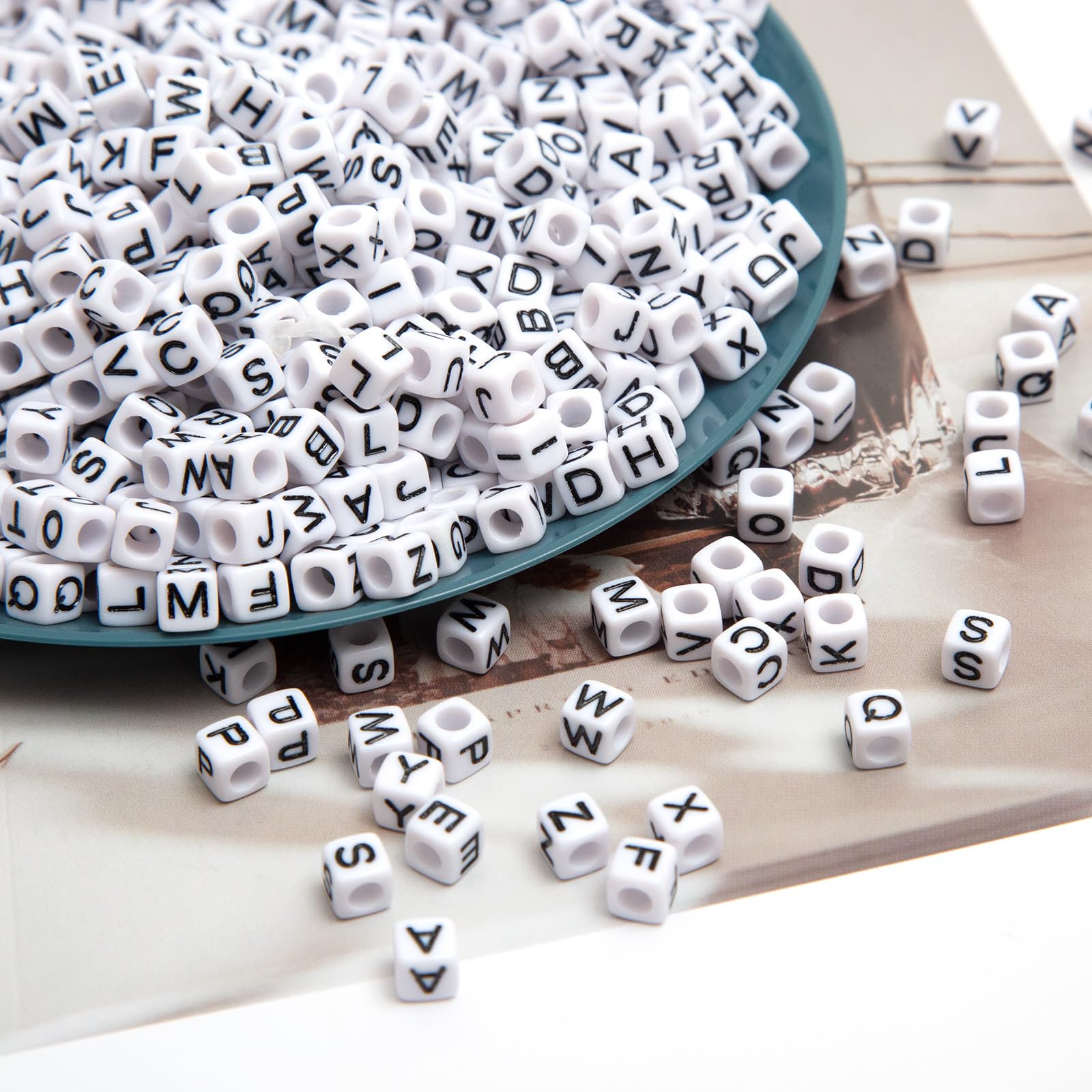 Quadratische weiße Buchstabenperlen, Acryl, 6 x 6 mm, Würfelperlen für Armbänder, Halsketten und Schmuckherstellung, Alphabet-Perlen, 1000 Stück