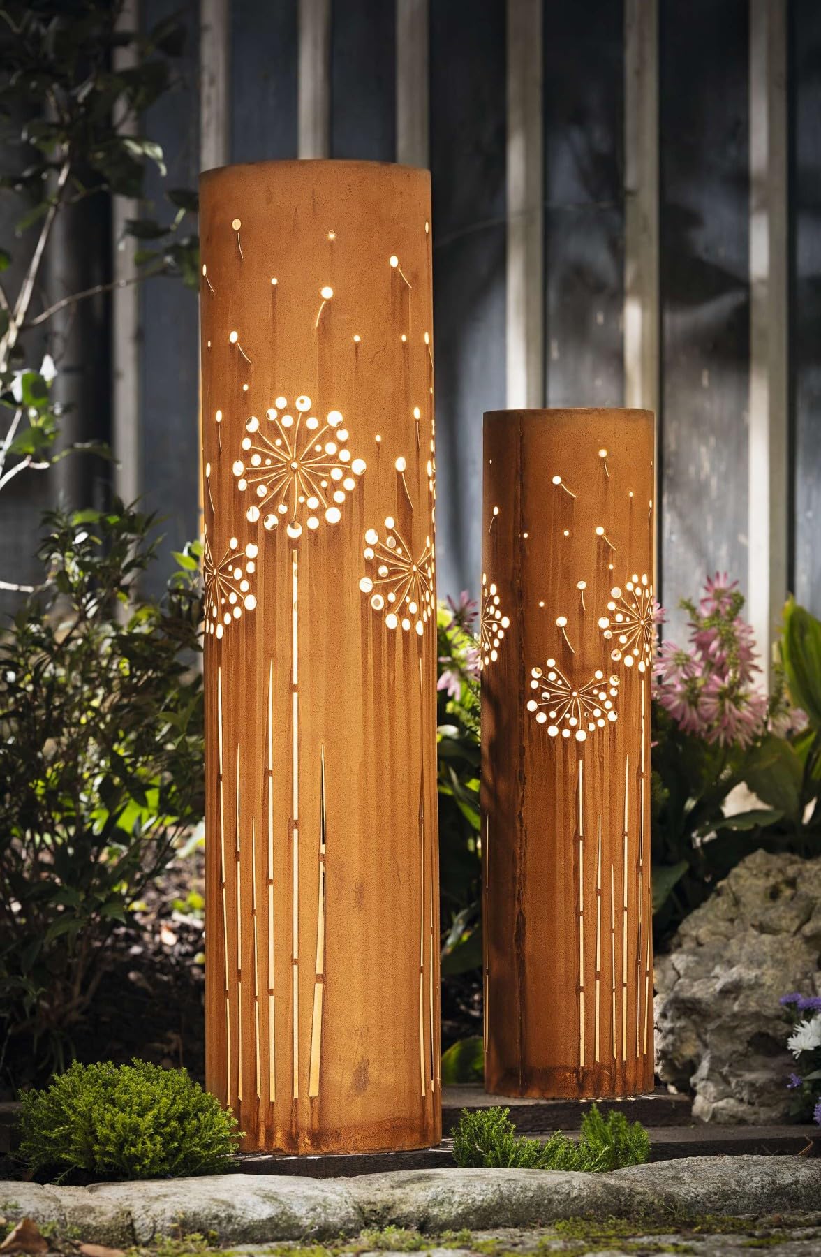 Dekoleidenschaft Lot de 2 colonnes décoratives solaires LED en métal avec rouille véritable - 60 + 80 cm de haut - Colonne de rouille - Décoration de jardin pour l'extérieur - Lampe solaire pour