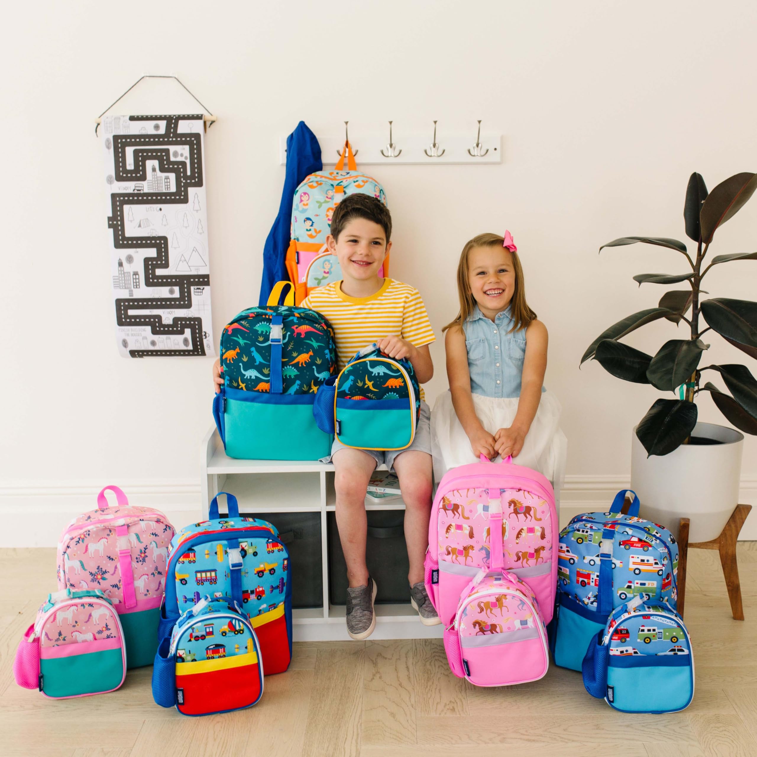 Wildkin Plecak dziecięcy Pack-it-All dla chłopców i dziewcząt, idealny rozmiar do szkoły i podróży, z paskiem przednim, rękawem wewnętrznym, podparciem pleców i kieszenią boczną, bez BPA, oliwkowy dzieci (bohaterowie)