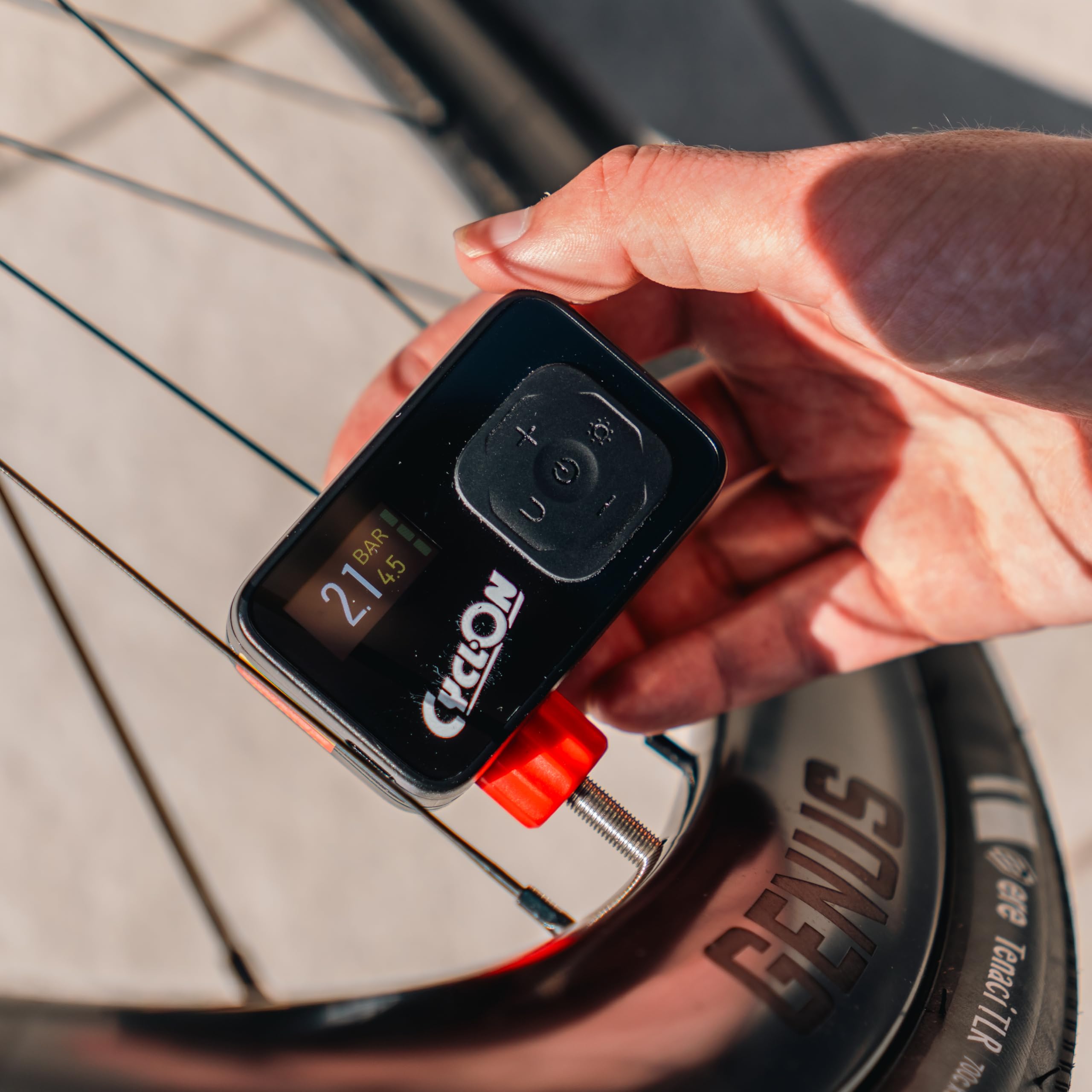 CyclOn E-Power Pump Mini pompe à vélo électrique compacte | Jusqu'à 8,3 bar / 120 PSI | Affichage de la pression LCD | Arrêt automatique | Rechargeable par USB C | Comprend des adaptateurs de valve