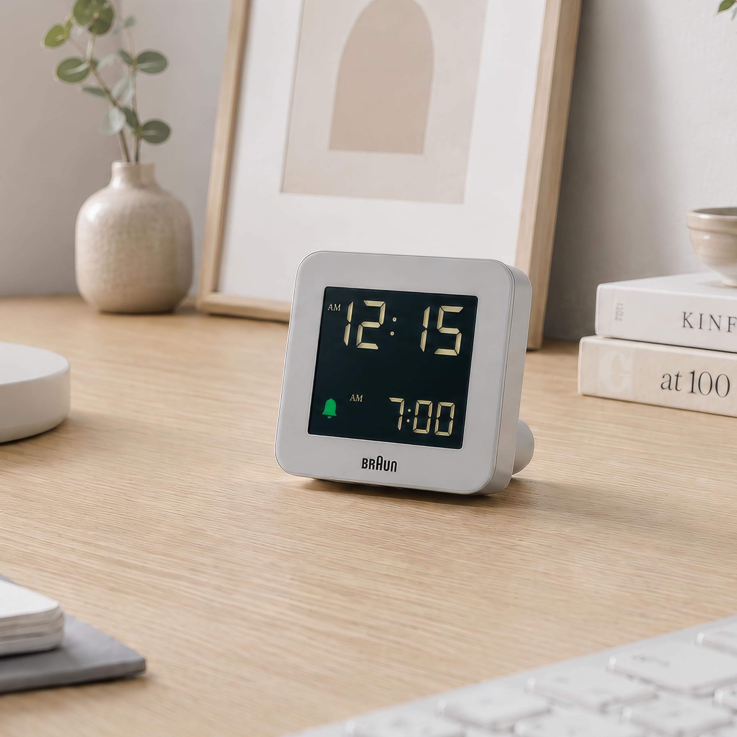 Braun Cyfrowy budzik z funkcją drzemki, negatywny wyświetlacz LCD, funkcja szybkiego ustawiania, alarm Crescendo w kolorze białym, model BC09W.