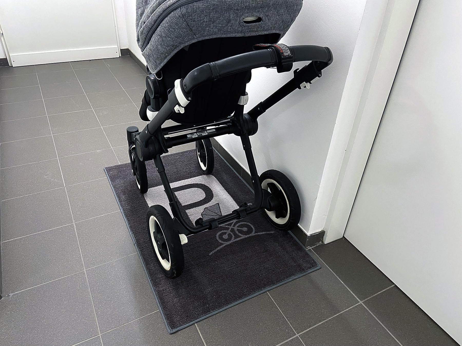Schmutz-Unterlage für Kinderwagen & Buggy, waschbarer Funktionsteppich, stark saugende Mikrofaser, 67x110cm grau