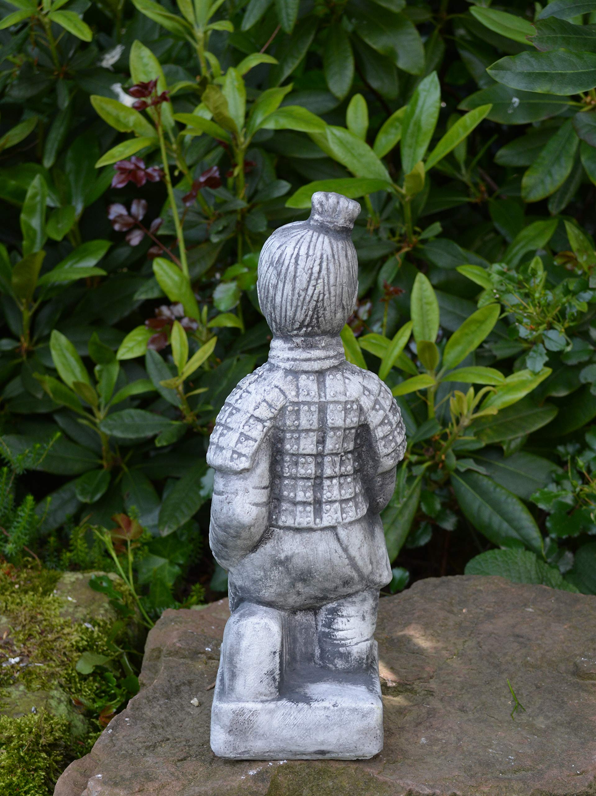 gartendekoparadies.de Statue kniender Terrakotta-Krieger-Motiv IV, Steinfigur, H. 31 cm, 2 kg, Grau, frostsicher aus Steinguss für Außenbereich