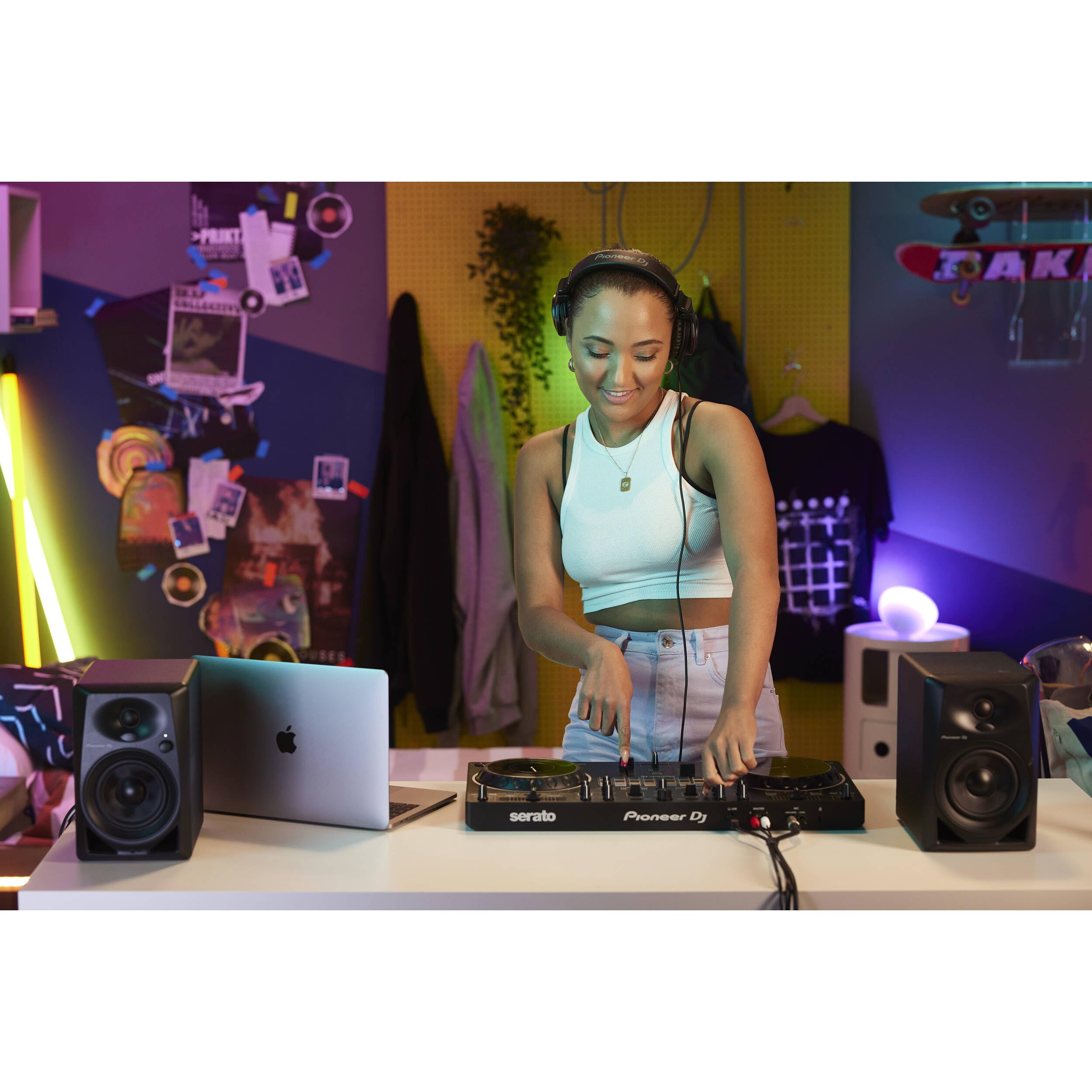 Amazon.com: Pioneer DDJ-REV1 DJ Controller Bundle with Adjustable