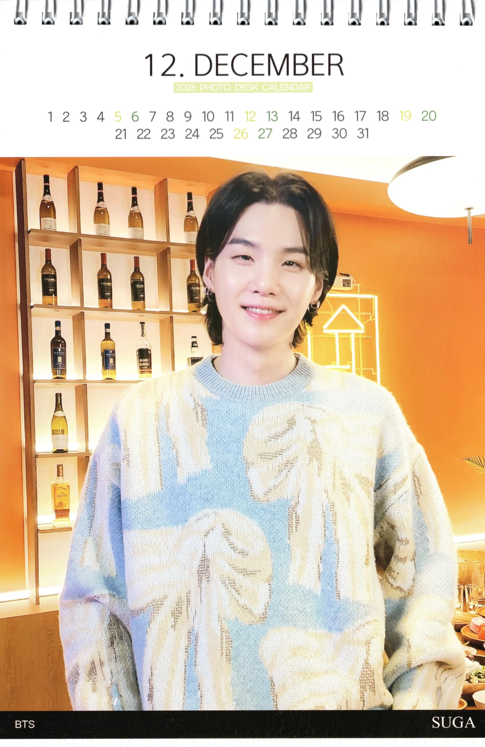 Amazon.co.jp: シュガ SUGA グッズ 卓上 カレンダー (写真集) 2026