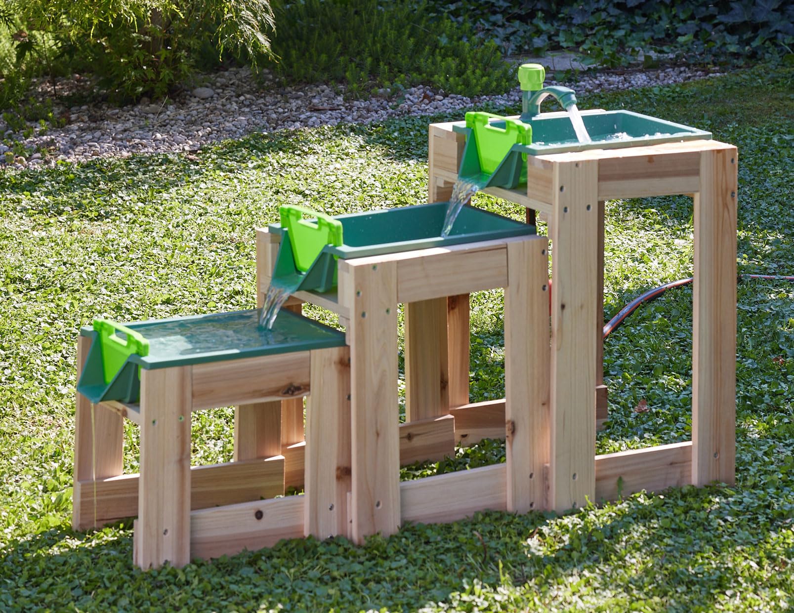 ToyToyToy Wasserbahn 3 teilige Wasserstraße mit Holzgestell Wasserhahn Schleusen Schlauchanschluss