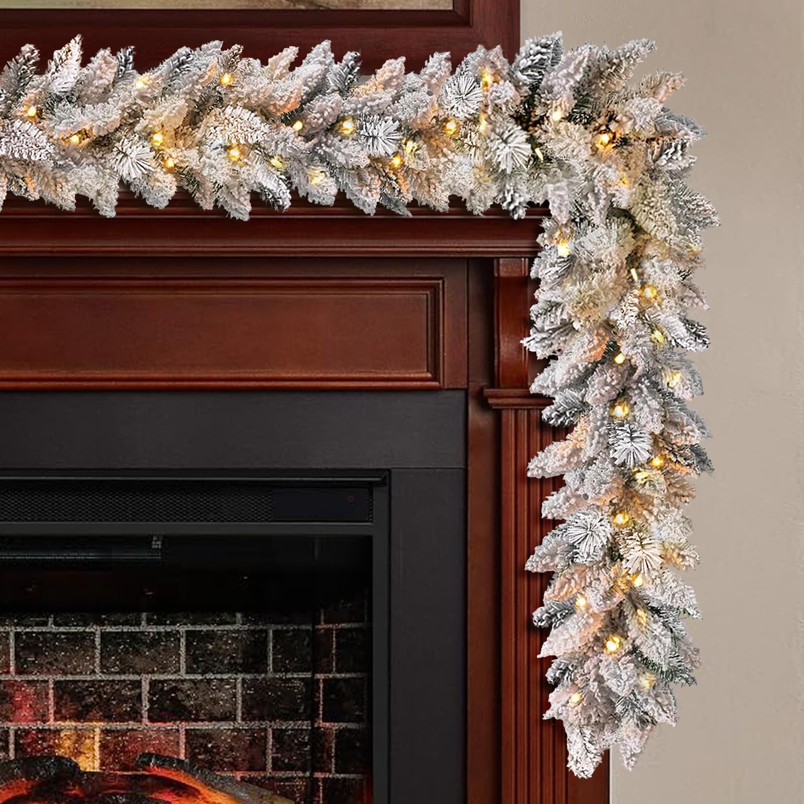 KOIUEYW Guirlande de Noël artificielle à paillettes avec LED chaudes pour cheminée, escaliers, décoration de fête en plein air, neige floquée - 2,7 m