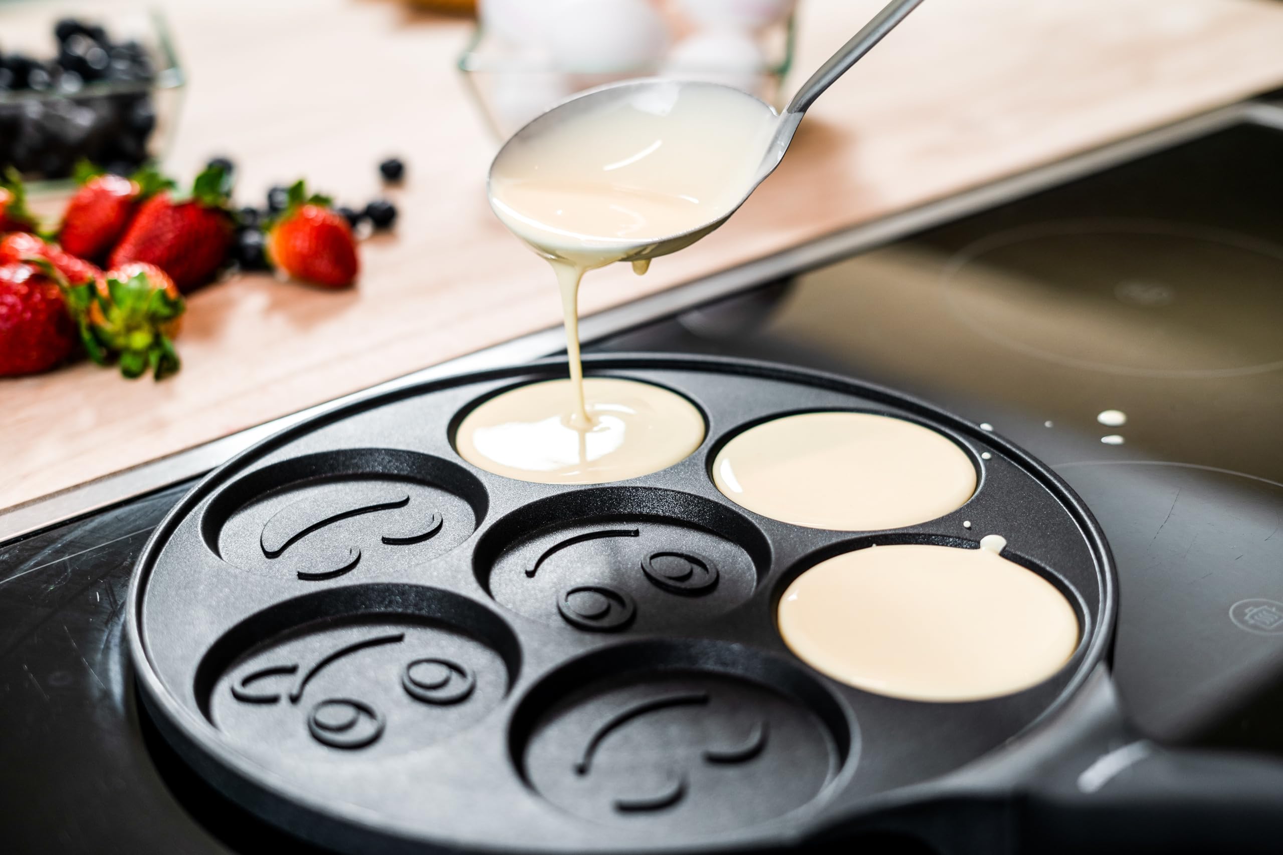 endusor Pancake Spiegeleipfanne mit Smiley | Ø 26 cm | mit [PowerShield] Beschichtung | Induktion | Elektrisches Keramikgas | 7 Mini-Eierformen für Pancakes Spiegeleier Poffertjes