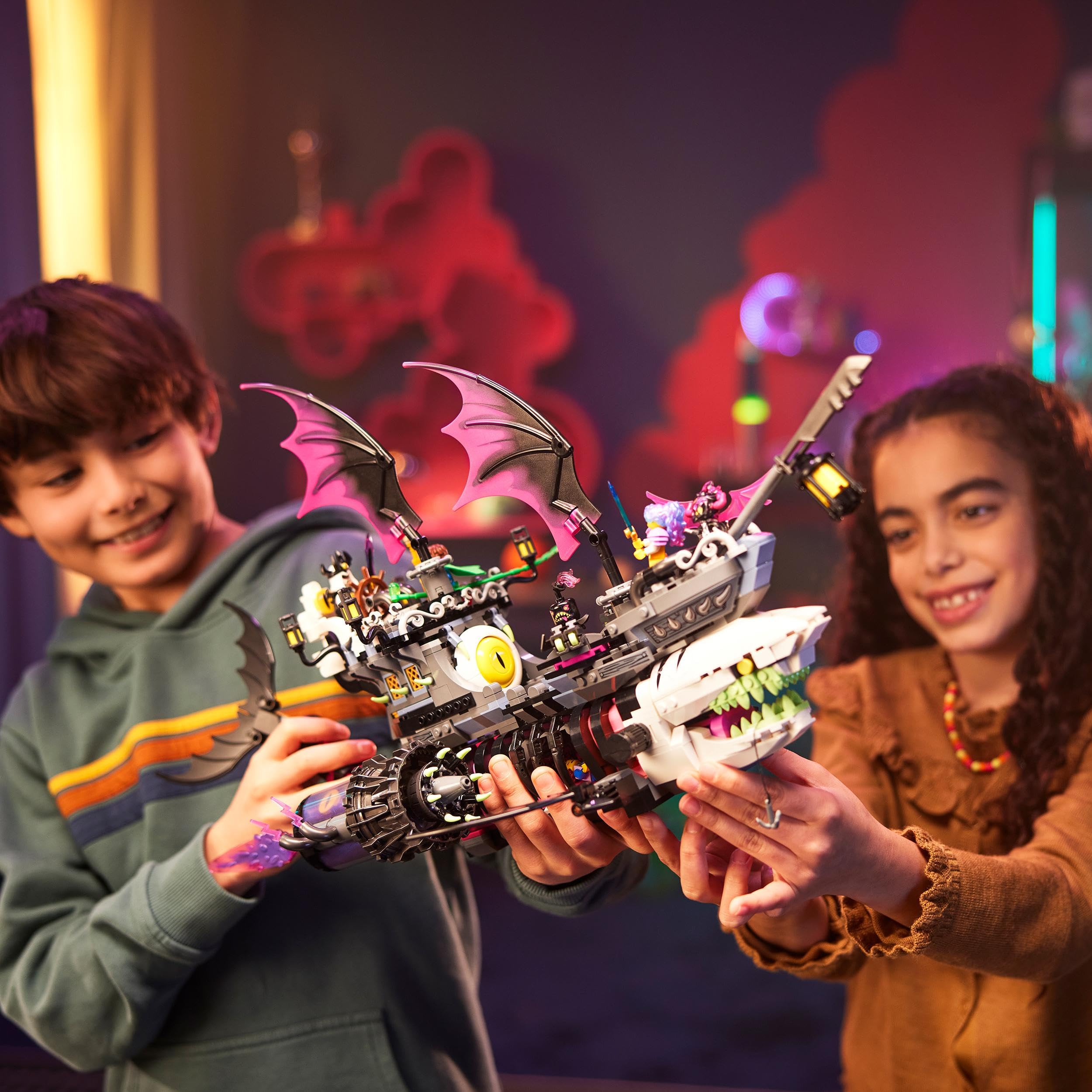LEGO DREAMZzz 2 in 1 Nave-Squalo Nightmare, Nave Pirata Giocattolo da Costruire in 2 Modi, Giochi per Bambini e Bambine, Barca dei Sogni con Minifigure di Mateo, Izzie, Nova e del Re dell'Incubo 71469