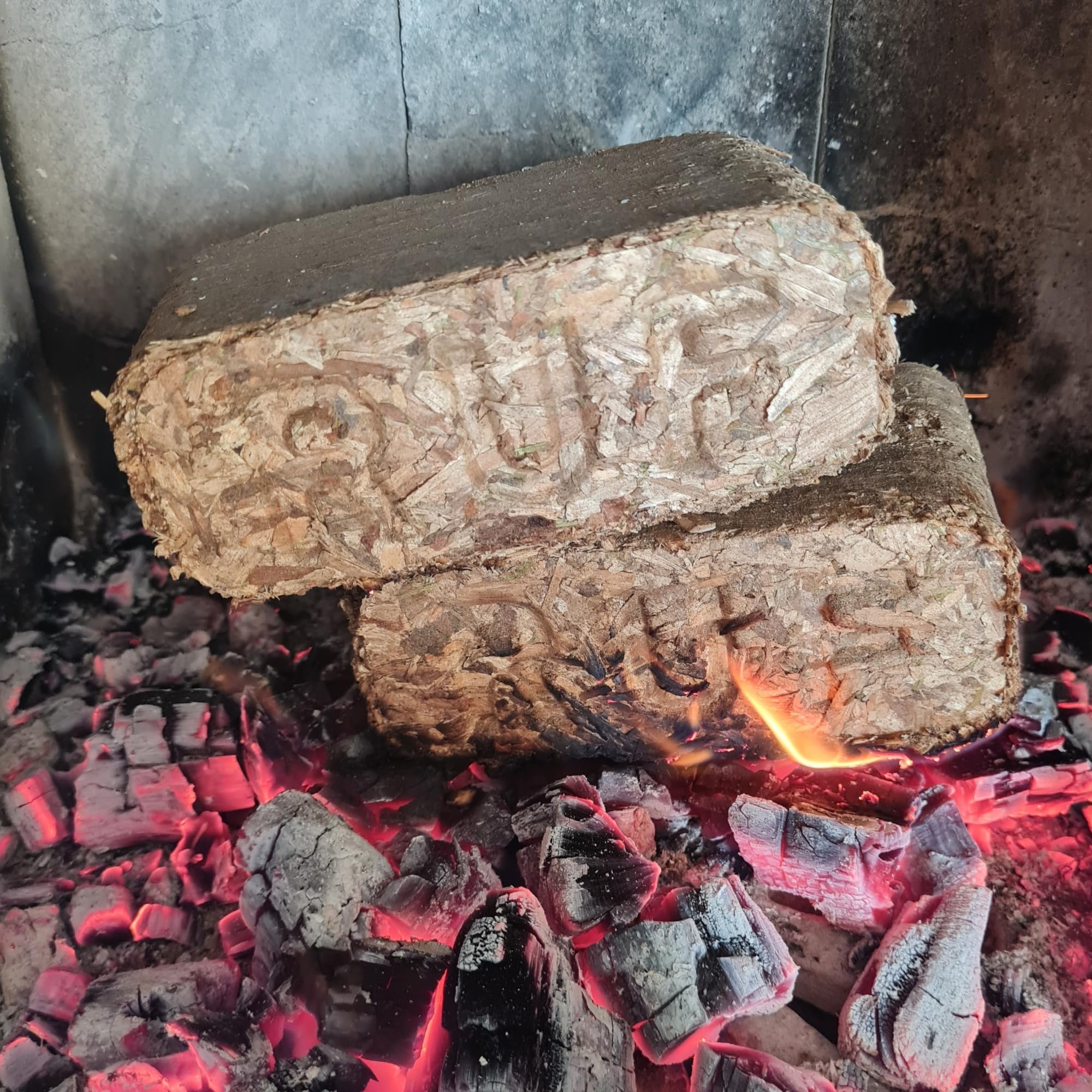 Briketts 30 Kg für Kamin & Ofen – Holz- & Rindenbriketts mit erhöhtem Rindenanteil
