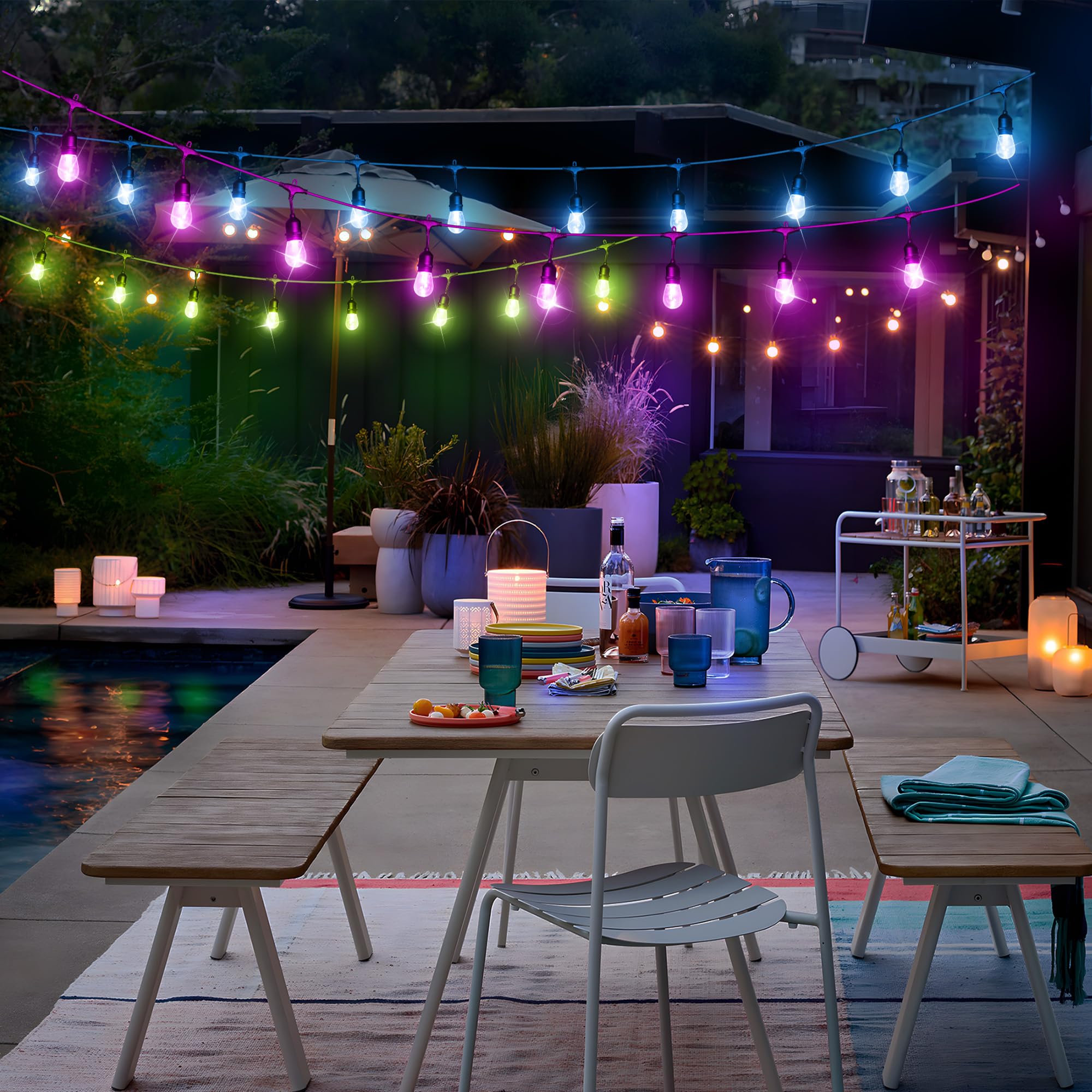 Larkvue Guirnalda de luces solares RGB para exteriores de 50 pies con control remoto, luces de patio impermeables regulables con 15 bombillas LED inastillables Edison para patio trasero, color negro