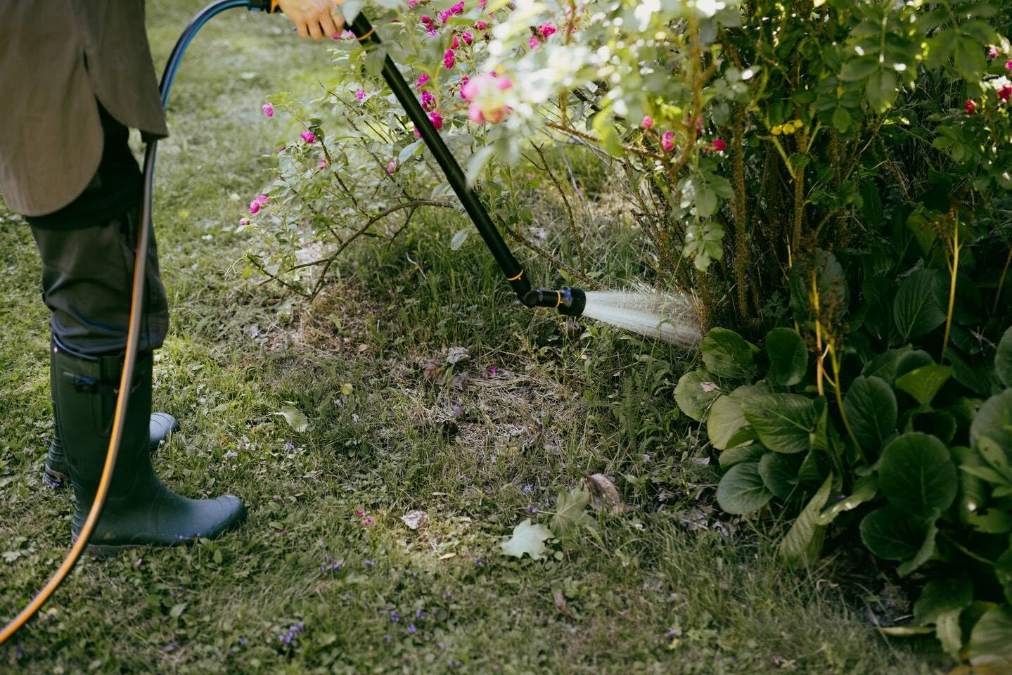 Fiskars Garden Hose M-L, Solid, Water Hose for Manual Watering, 13 mm (1/2 Inch), Length: 25 m, Universal Connection, UV-Protected, Frost-Protected, Torsion-Resistant, Blue, 1076060